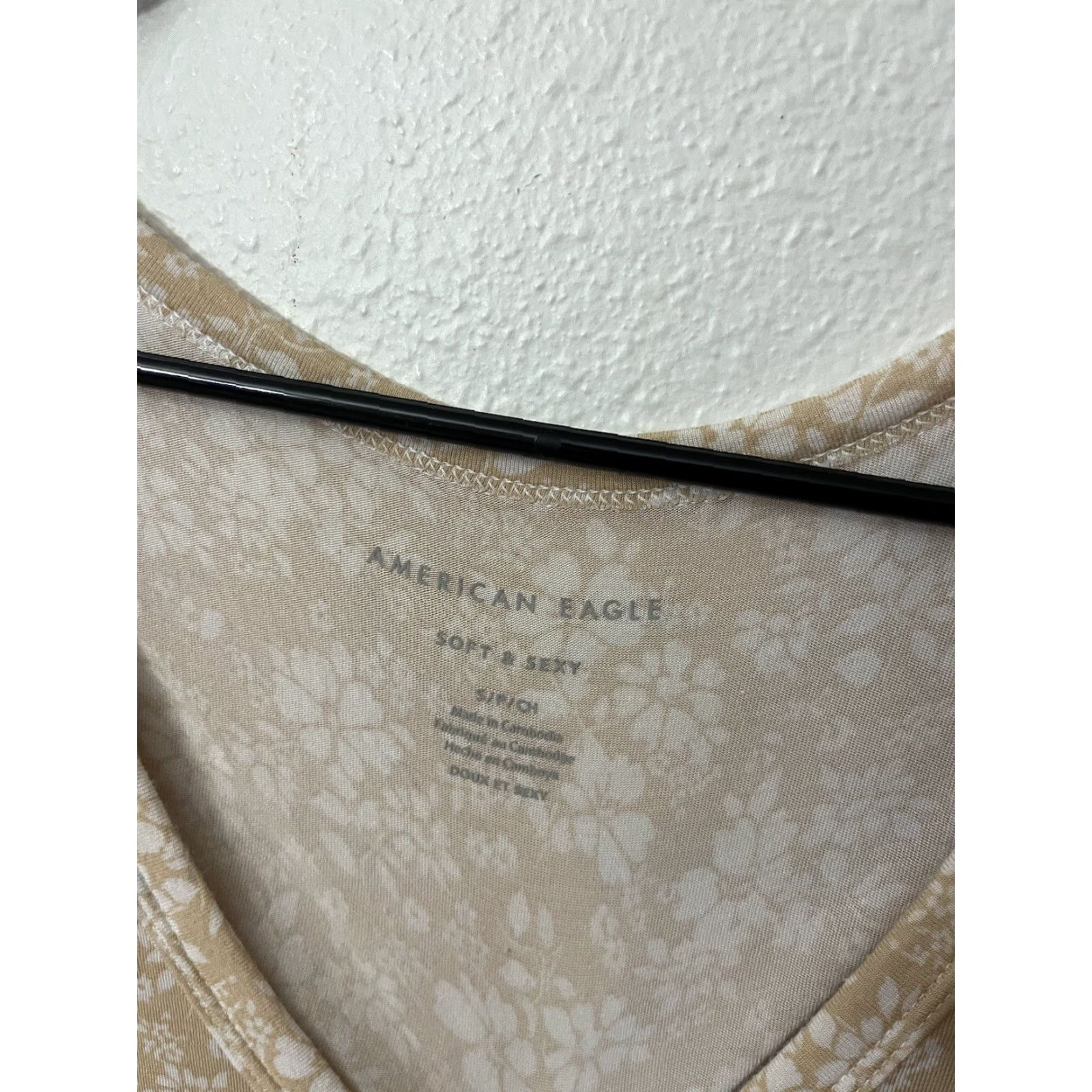 American Eagle Outfitters American Eagle Outfitters T-Shirt Women Small Beige Floral V-Neck Short Sleeve Size S / US 4 / IT 40 - 3 Thumbnail