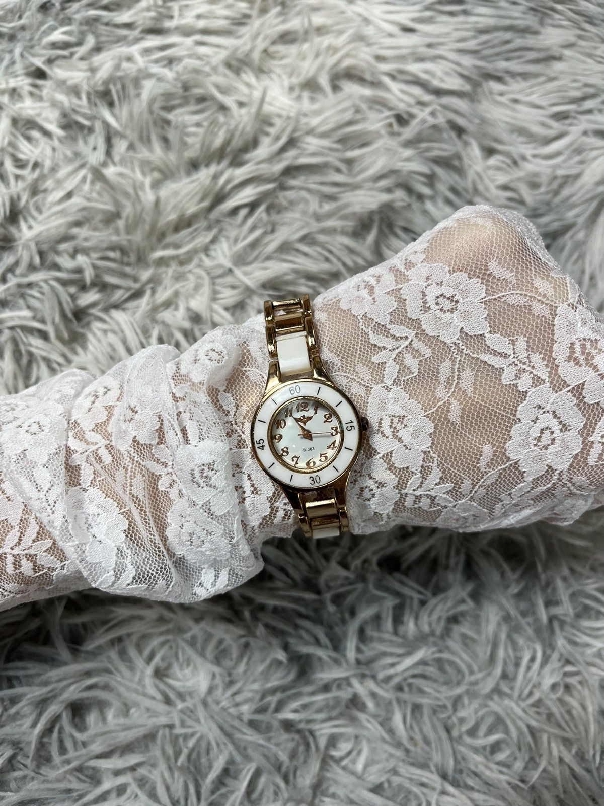 Jewelry Gold & White Ladies’ Bracelet Watch – Japanese Brand Size ONE SIZE - 5 Thumbnail