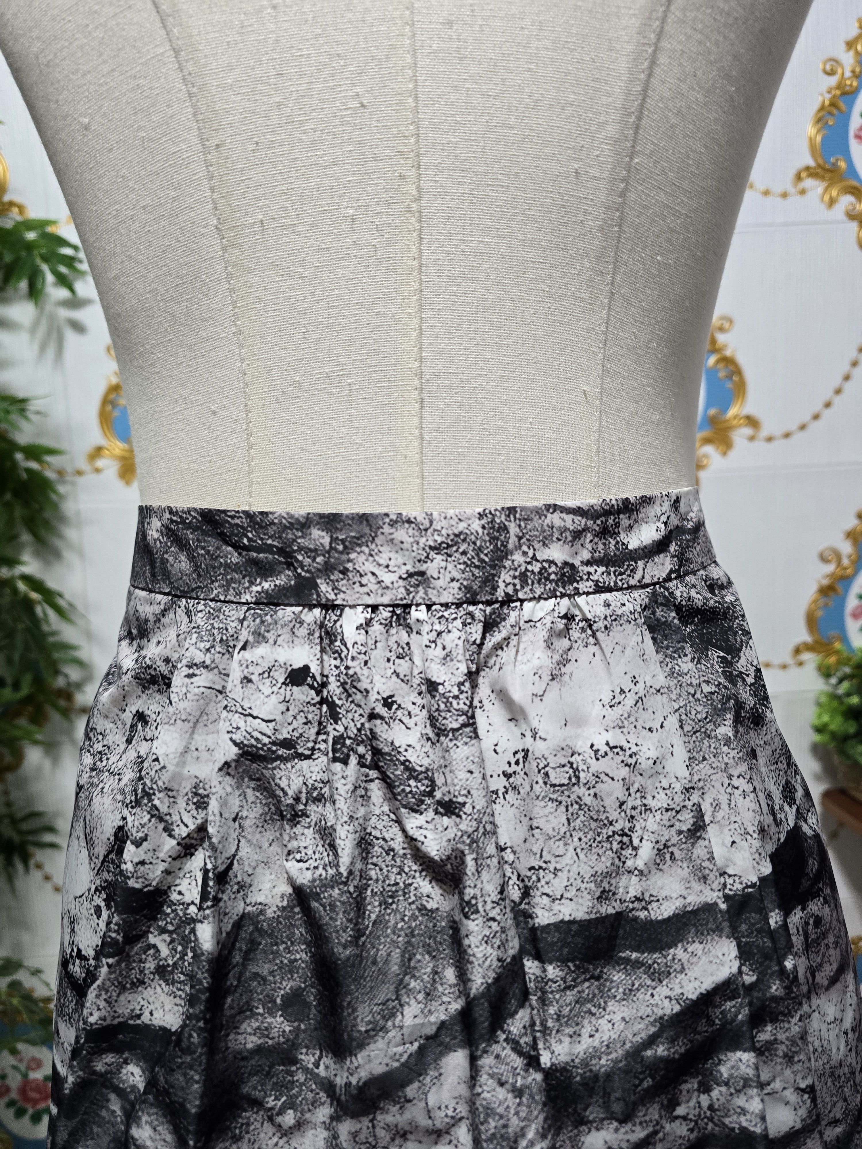 Moschino MOSCHINO beautiful skirt for women 😍 Size 30" / US 8 / IT 44 - 14 Thumbnail