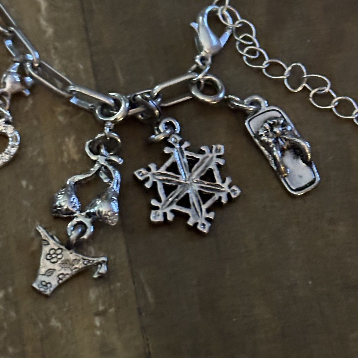 Other Silver tone loaded charm bracelet Size ONE SIZE - 5 Thumbnail