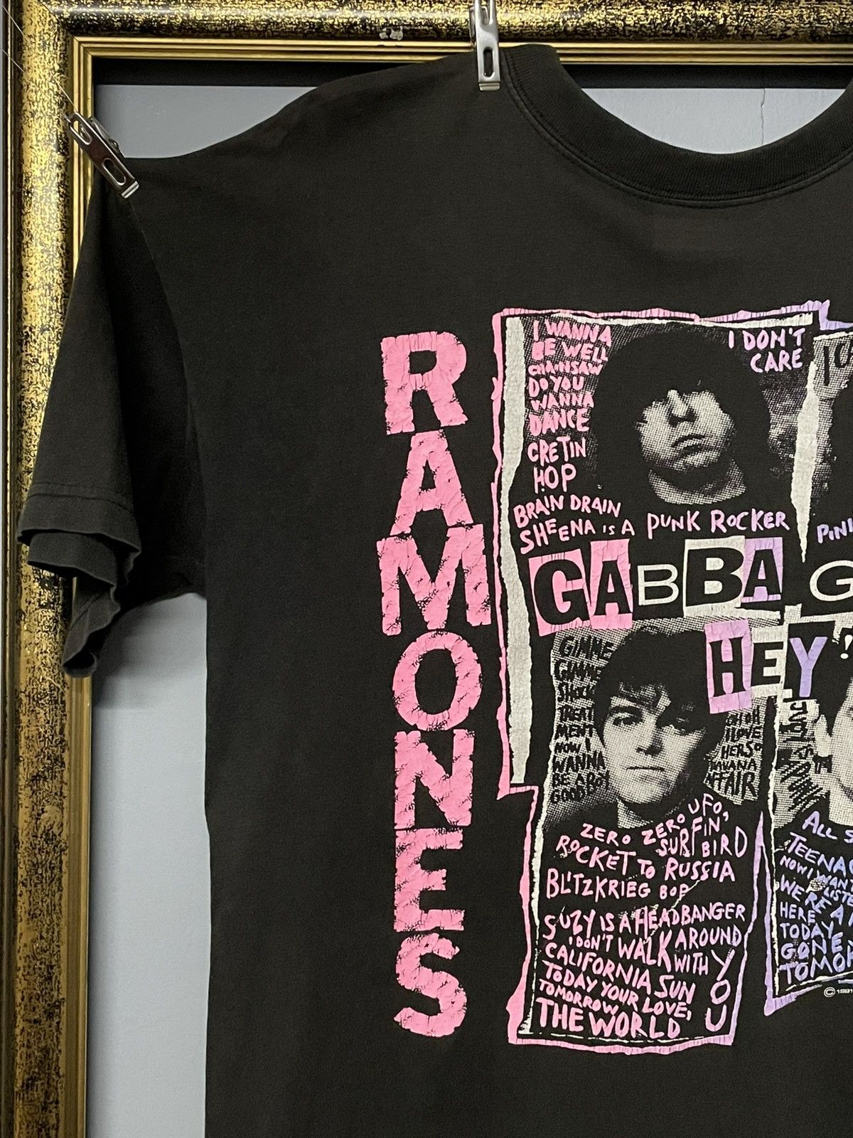 Vintage Vintage 1991 Og Ramones Gabba Gabba Hey Punk Sunfaded Tee Size US S / EU 44-46 / 1 - 4 Thumbnail