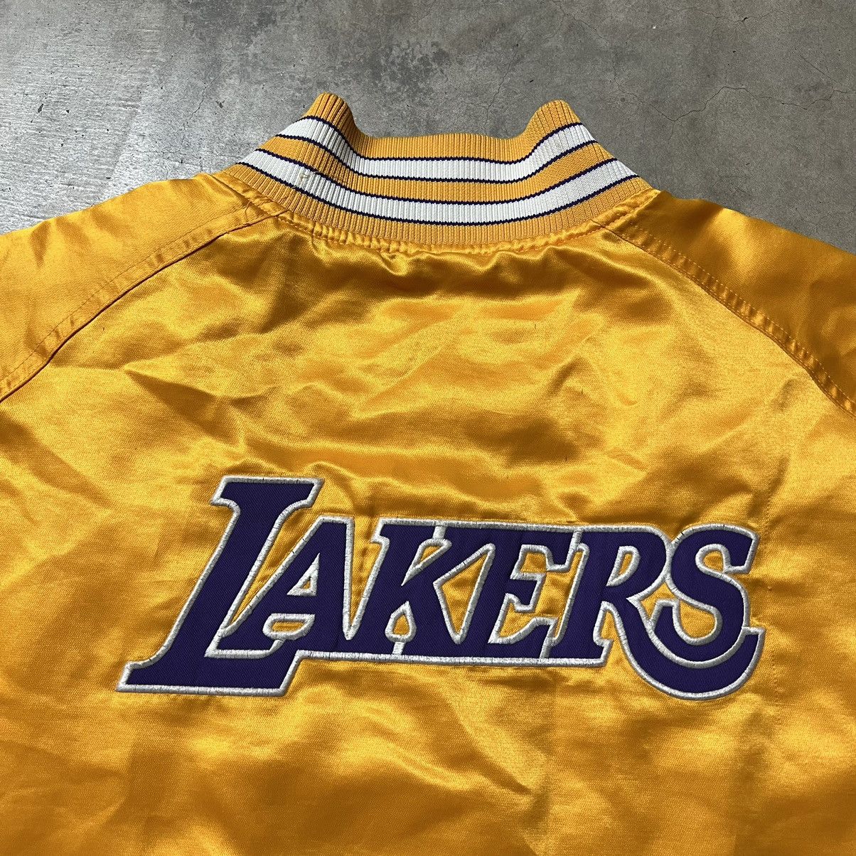 NBA × Vintage Vintage 2000’s NBA Los Angeles Lakers Team Nike Satin Jacket Size US L / EU 52-54 / 3 - 7 Thumbnail