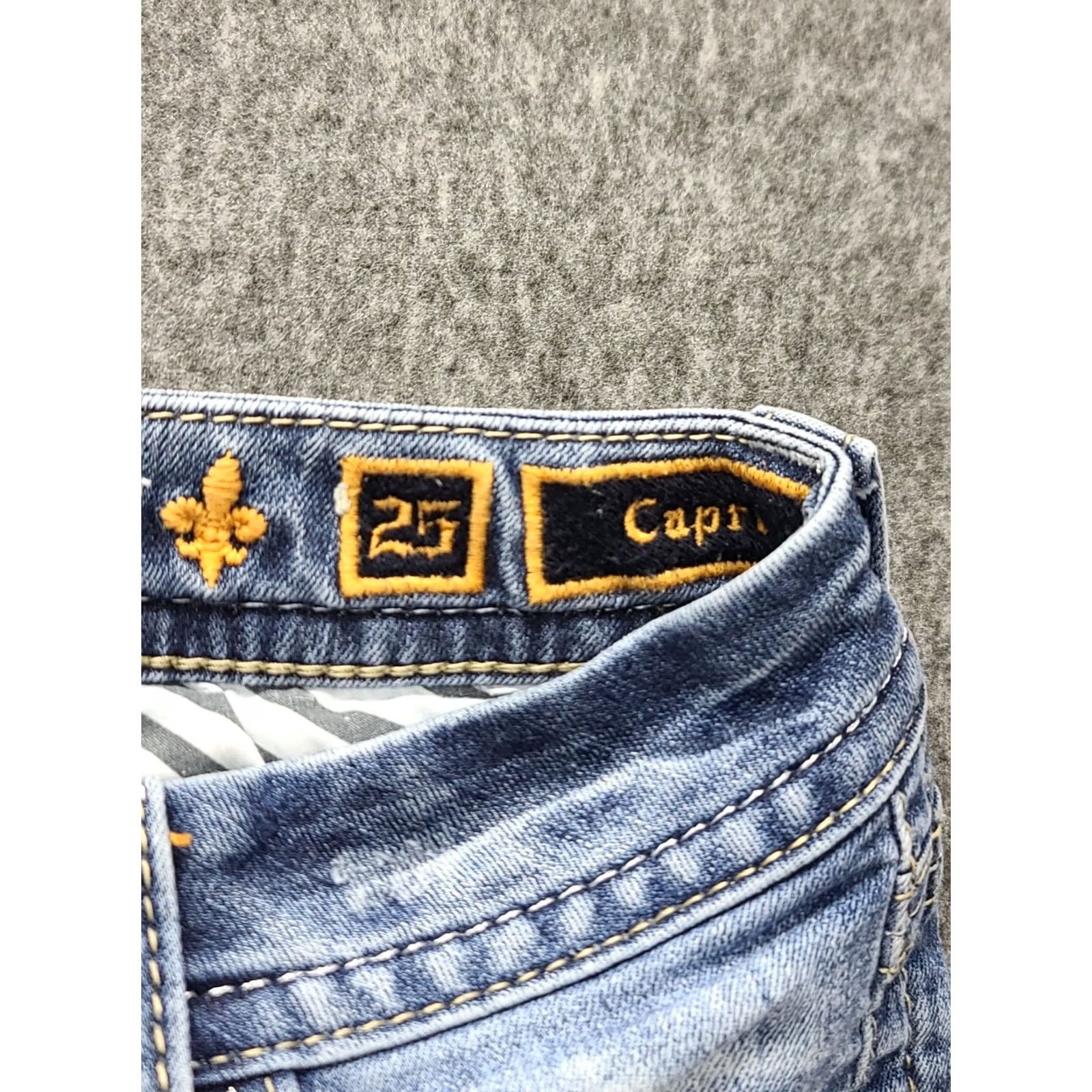 Vintage VINTAGE Rock Revival Betty Capri Womens 25 Denim Blue 5-Pocket Embroidered Rhinestone Western Cowgirl Y2K Womens Size ONE SIZE - 4 Thumbnail