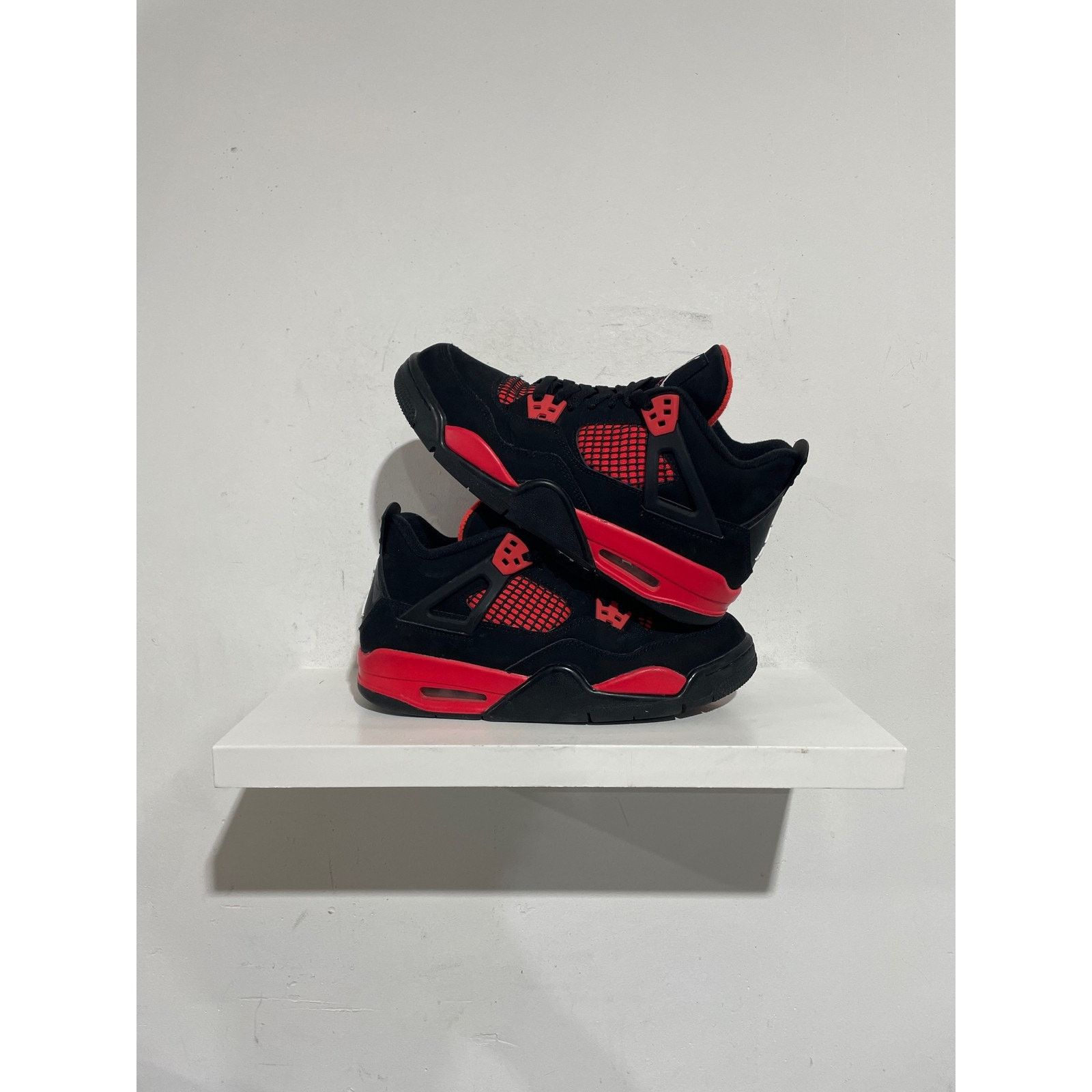 Nike NIKE JORDAN 4 RED THUNDER SIZE 7Y PREOWNED Size US 7 / EU 40 - 1 Thumbnail