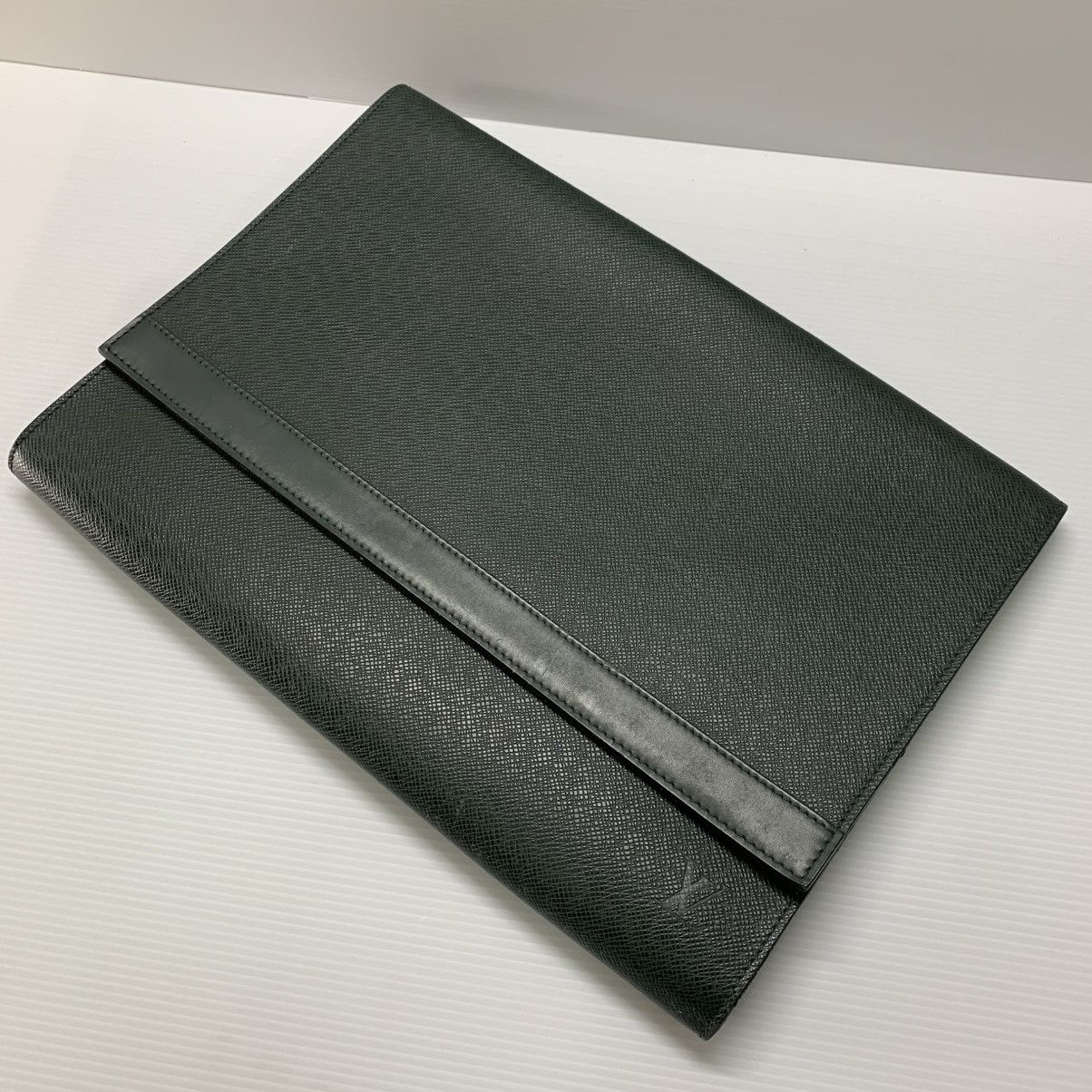 Louis Vuitton Louis Vuitton Taiga Document Clutch Bag Size ONE SIZE - 3 Thumbnail