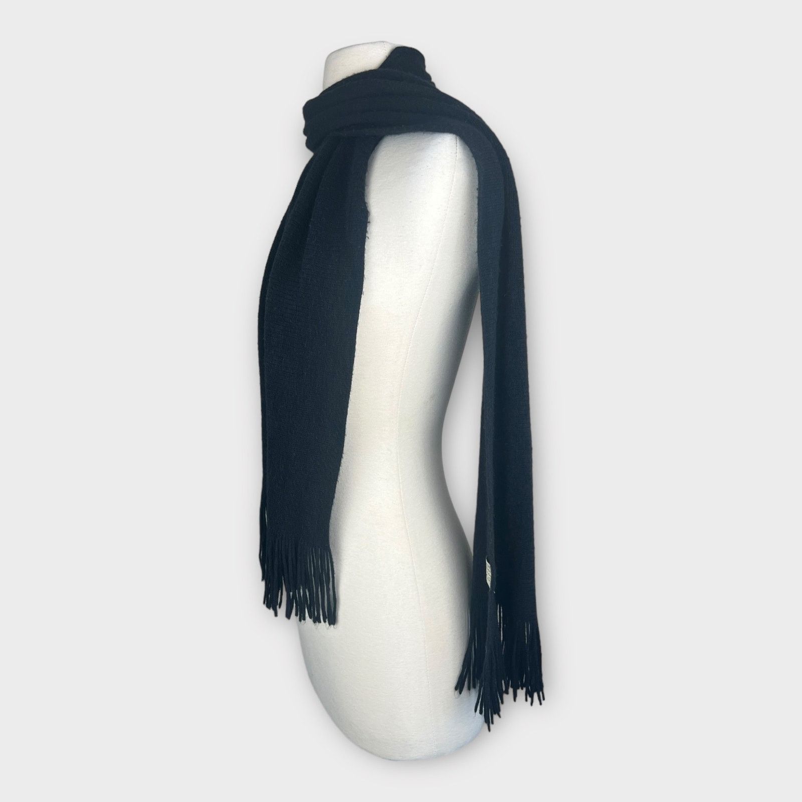 Vintage Vintage Classic Black Scarf Elevate Your Wardrobe Size ONE SIZE - 2 Thumbnail