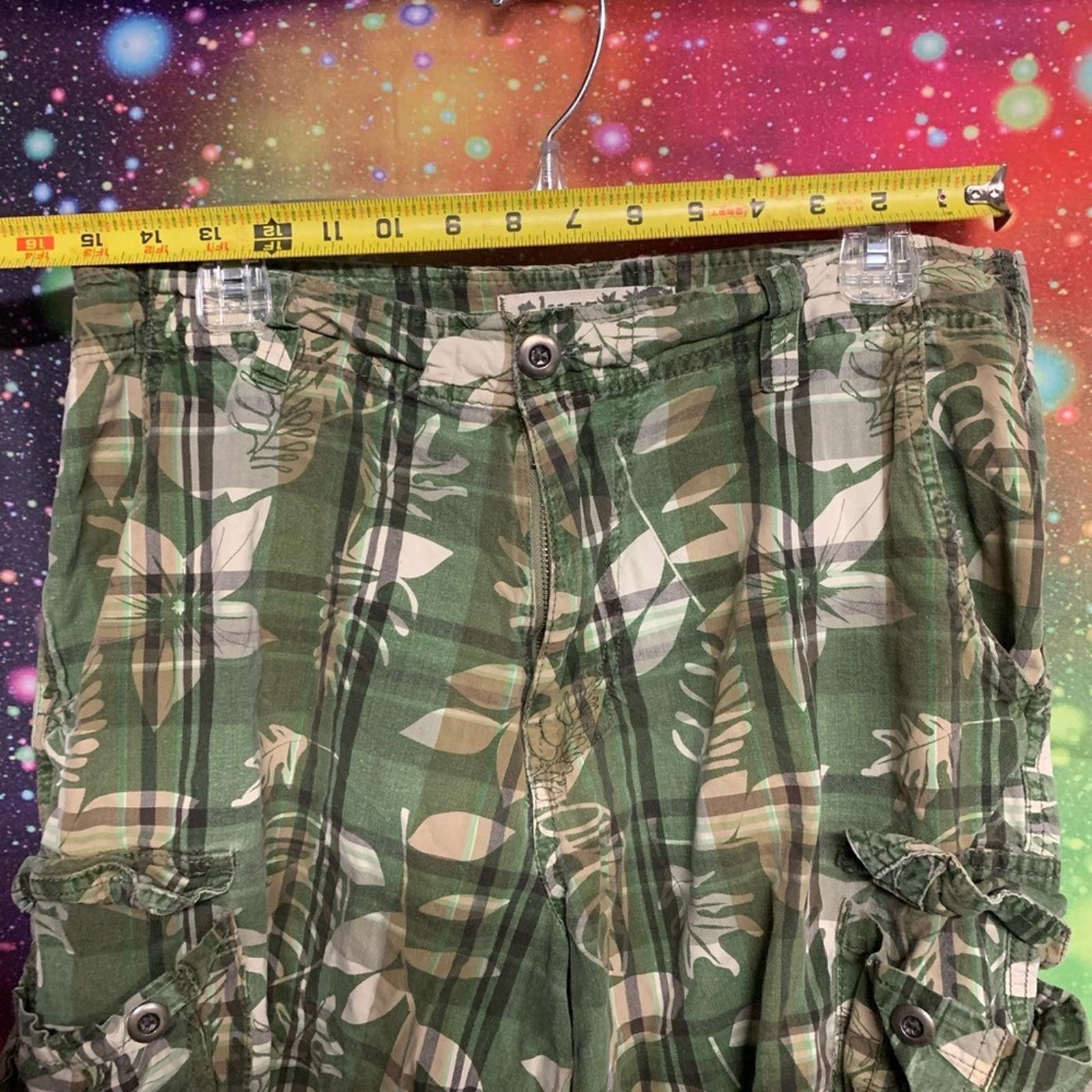 Designer Tan and Green Cargo Shorts with Woodland Camouflage Size US 32 / EU 48 - 2 Thumbnail
