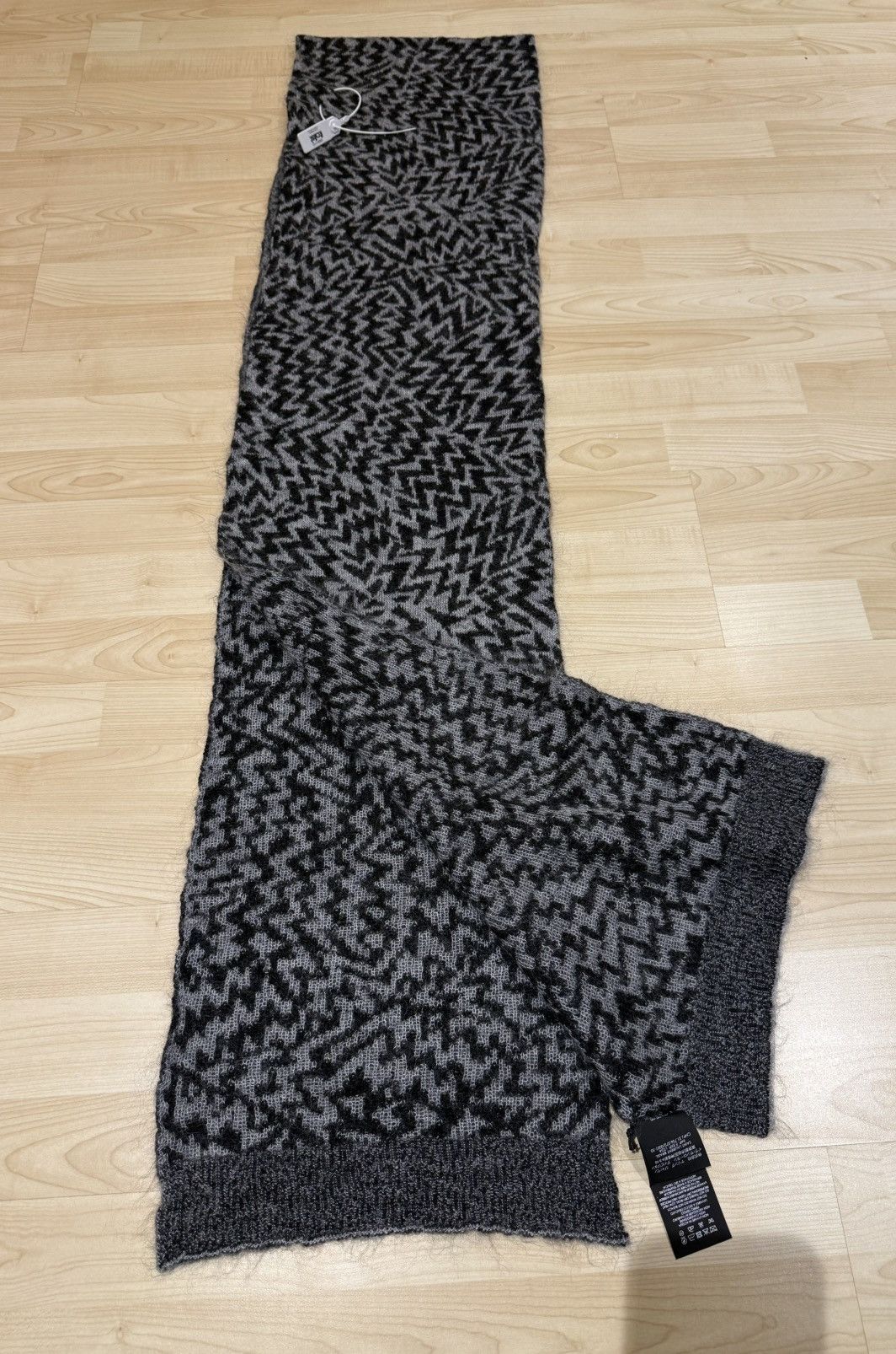 Saint Laurent Paris Saint Laurent Jacquard Comic Cardigan and matching Scarf Size US XS / EU 42 / 0 - 8 Thumbnail