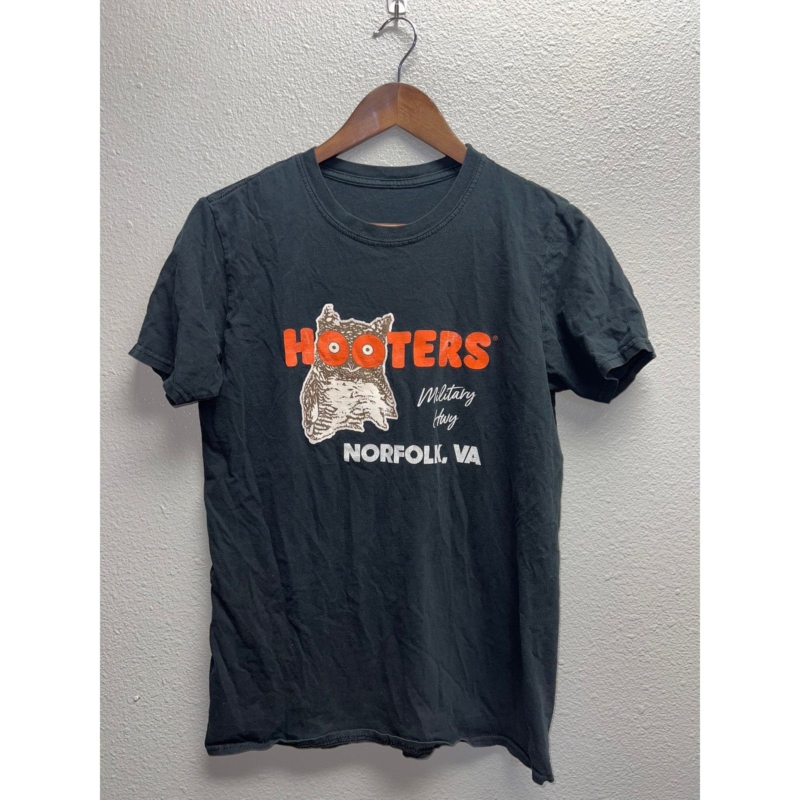 Vintage Vintage Hooters Shirt Military Highway Norfolk Virginia Tee Size US S / EU 44-46 / 1 - 1 Thumbnail