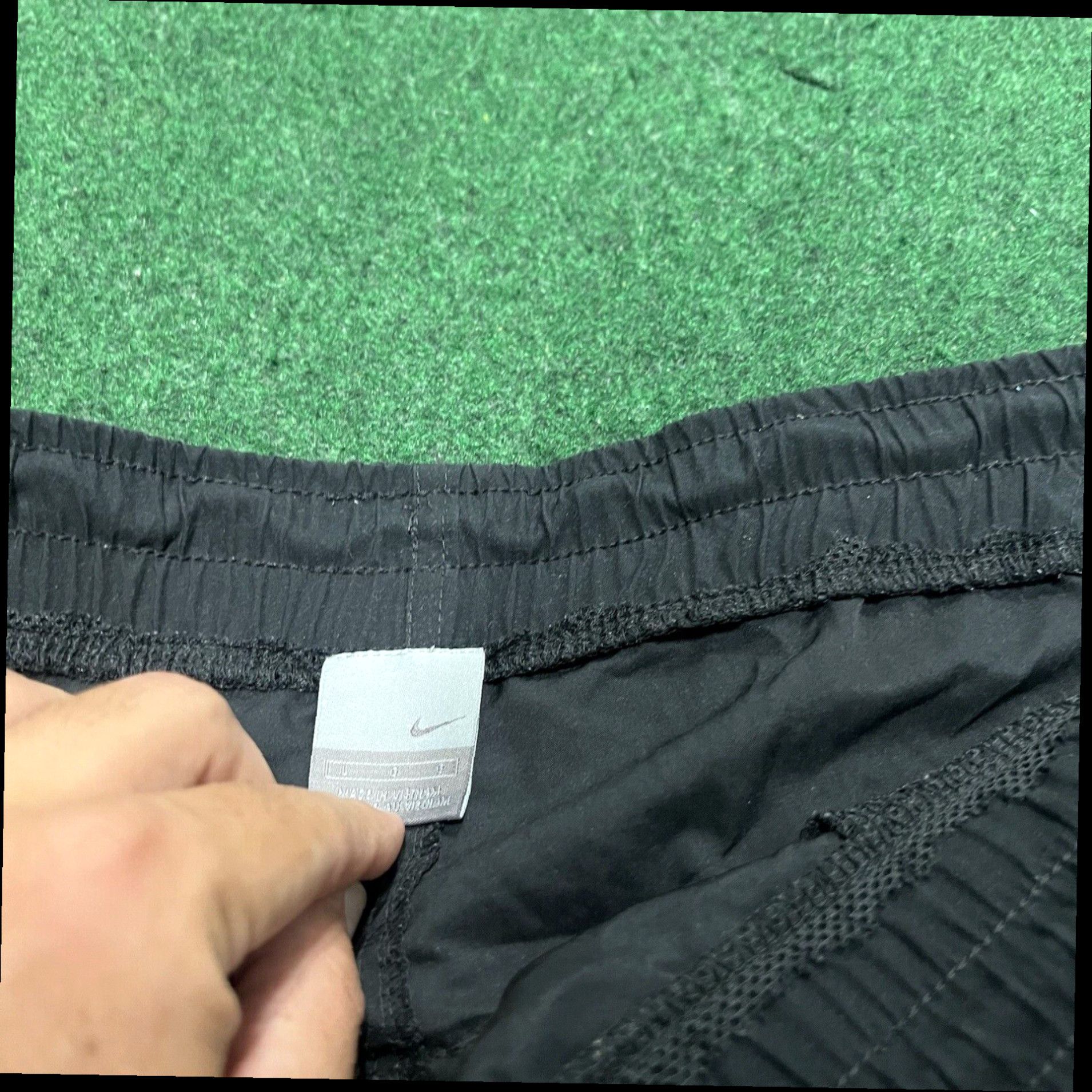 Nike Vintage Nike Basketball Shorts Black Embroidered Logo Athletic Y2K Men’s Size L Size US 33 - 3 Thumbnail