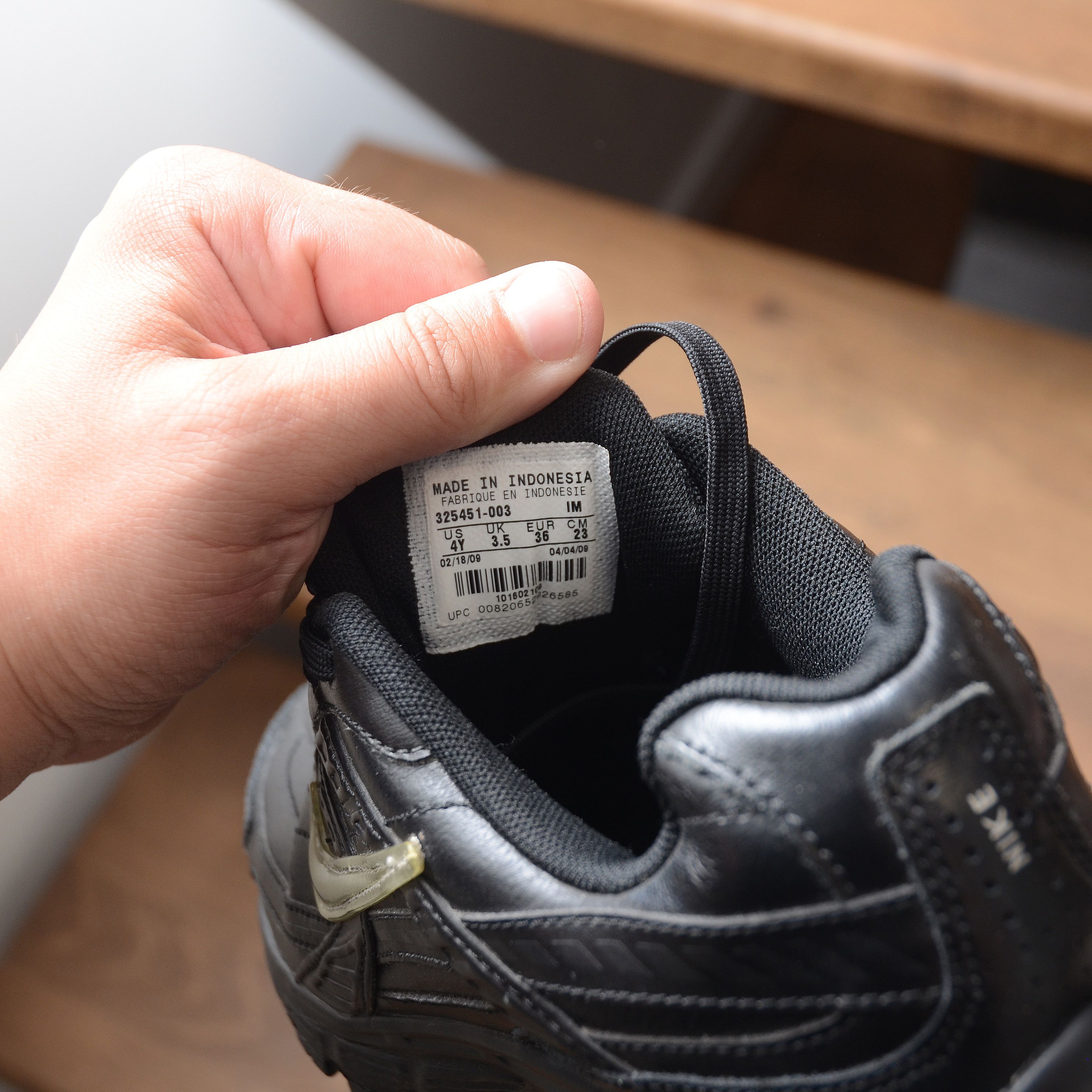 Nike Rare Nike Black Trainers UK 3.5 US 4Y Sneakers Silver Swoosh Size US 6 / IT 36 - 12 Thumbnail