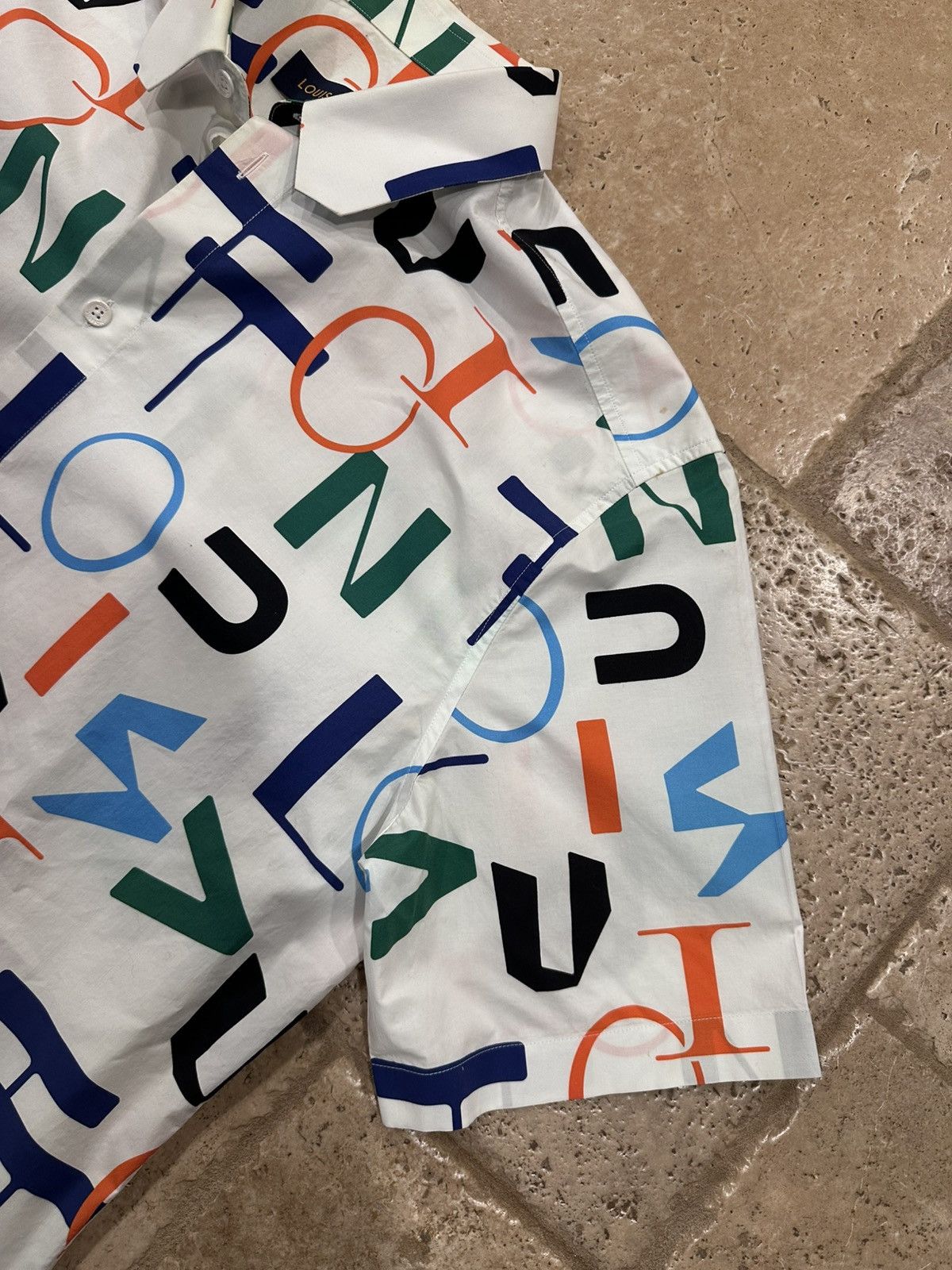 Louis Vuitton Louis Vuitton Electric Letters Multicolor White Button Shirt Size US L / EU 52-54 / 3 - 7 Thumbnail