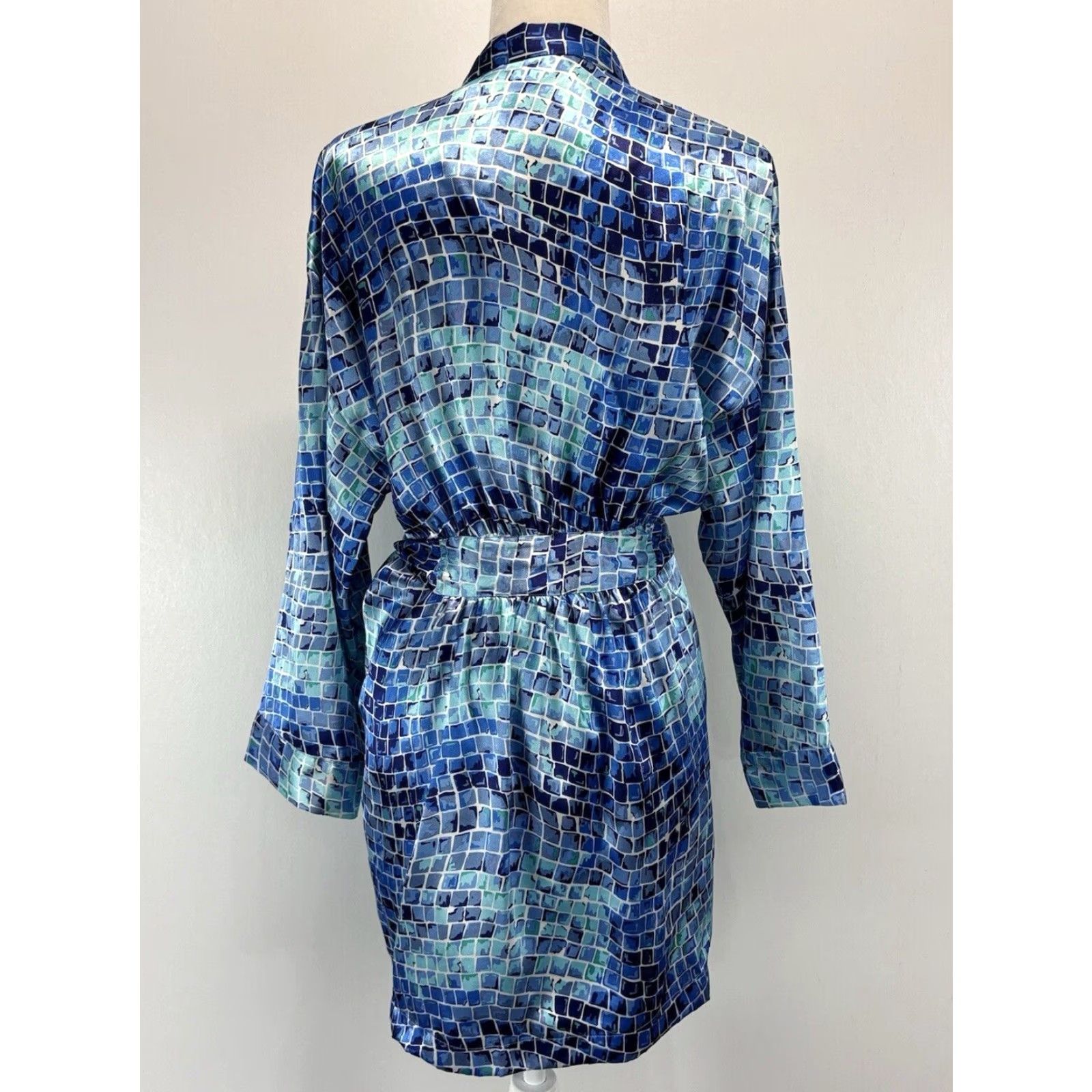 Victoria's Secret Victoria’s Secret Short Satin Robe One Size Women’s Blue Mosaic Belted Satin Robe Geometric Pattern 3/4 Sleeve Belted Virginia? Size 42" / US 20 - 3 Thumbnail