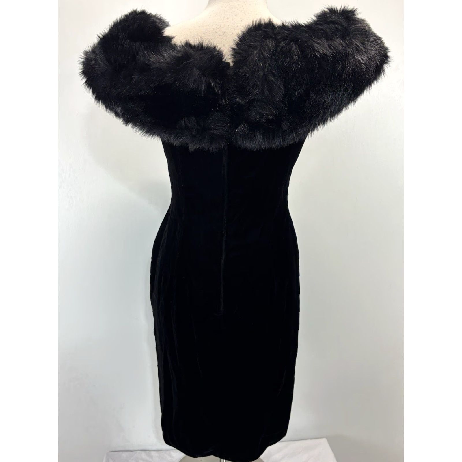 Tadashi Shoji VINTAGE Tadashi Shoji Velvet Cocktail Dress Womens 10 Black Faux Fur OffShoulder 90s Dress Womans Knee Length Cocktail 90s Mens? Size L / US 10 / IT 46 - 3 Thumbnail