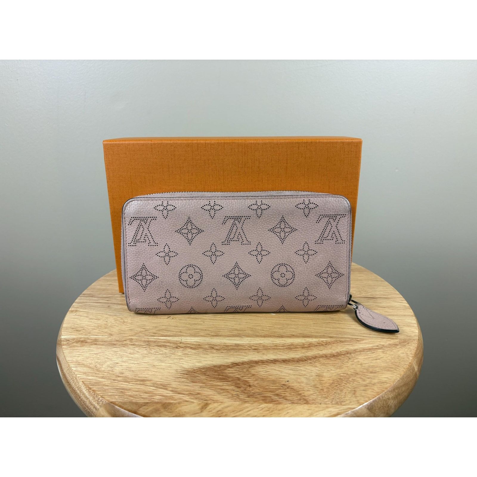 Louis Vuitton Authentic Louis Vuitton Pink Mahina Zippy Travel Wallet Size ONE SIZE - 2 Thumbnail