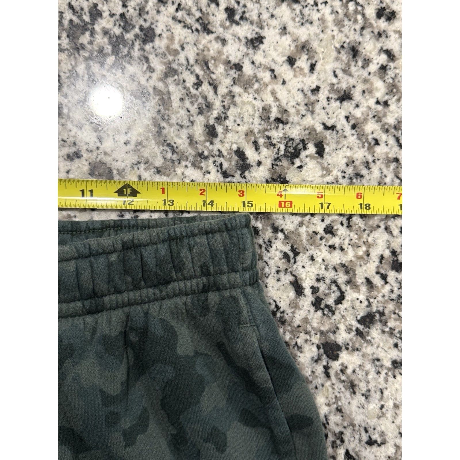 Nike Nike Sportswear Club Fleece Camo Jogger Pants Adult Large Green Men Regular Size 30" Inseam Cotton Fleece Sweatpants Camouflage 90s Sports Theme Size US 33 - 2 Thumbnail