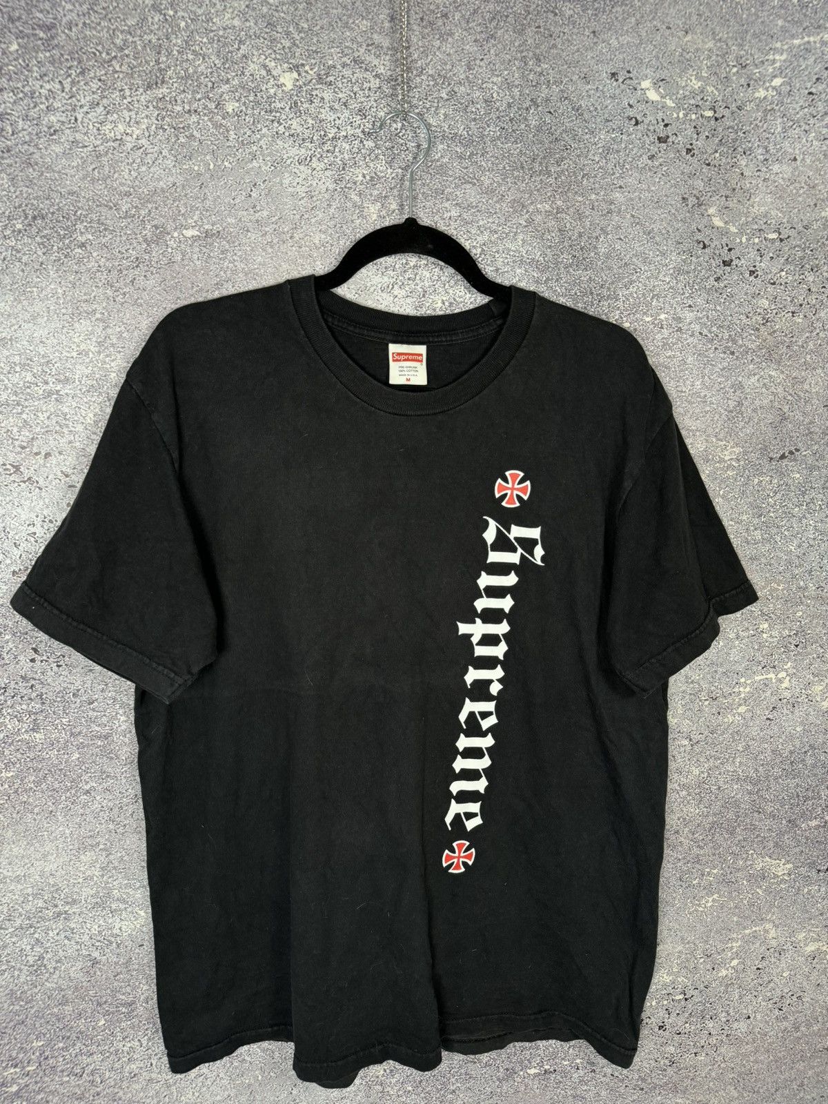 Independent Truck Co. × Supreme × Vintage Supreme x Independent FW17 Old English Nera Taglia Tee Size US M / EU 48-50 / 2 - 3 Thumbnail
