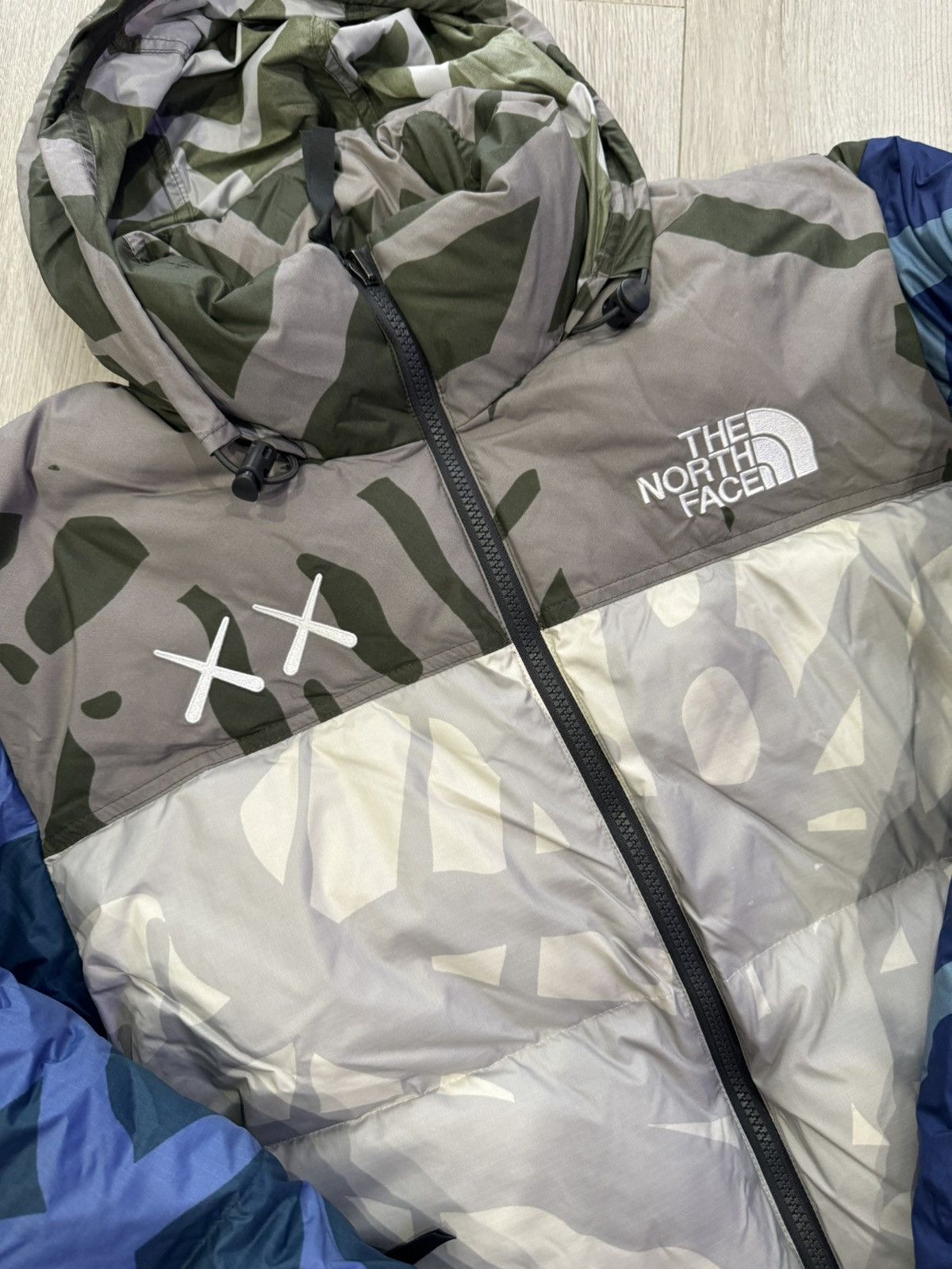 Kaws × The North Face KAWS X THE NORTH FACE 1996 NUPTSE JACKET MOONLIGHT IVORY Size US L / EU 52-54 / 3 - 3 Thumbnail
