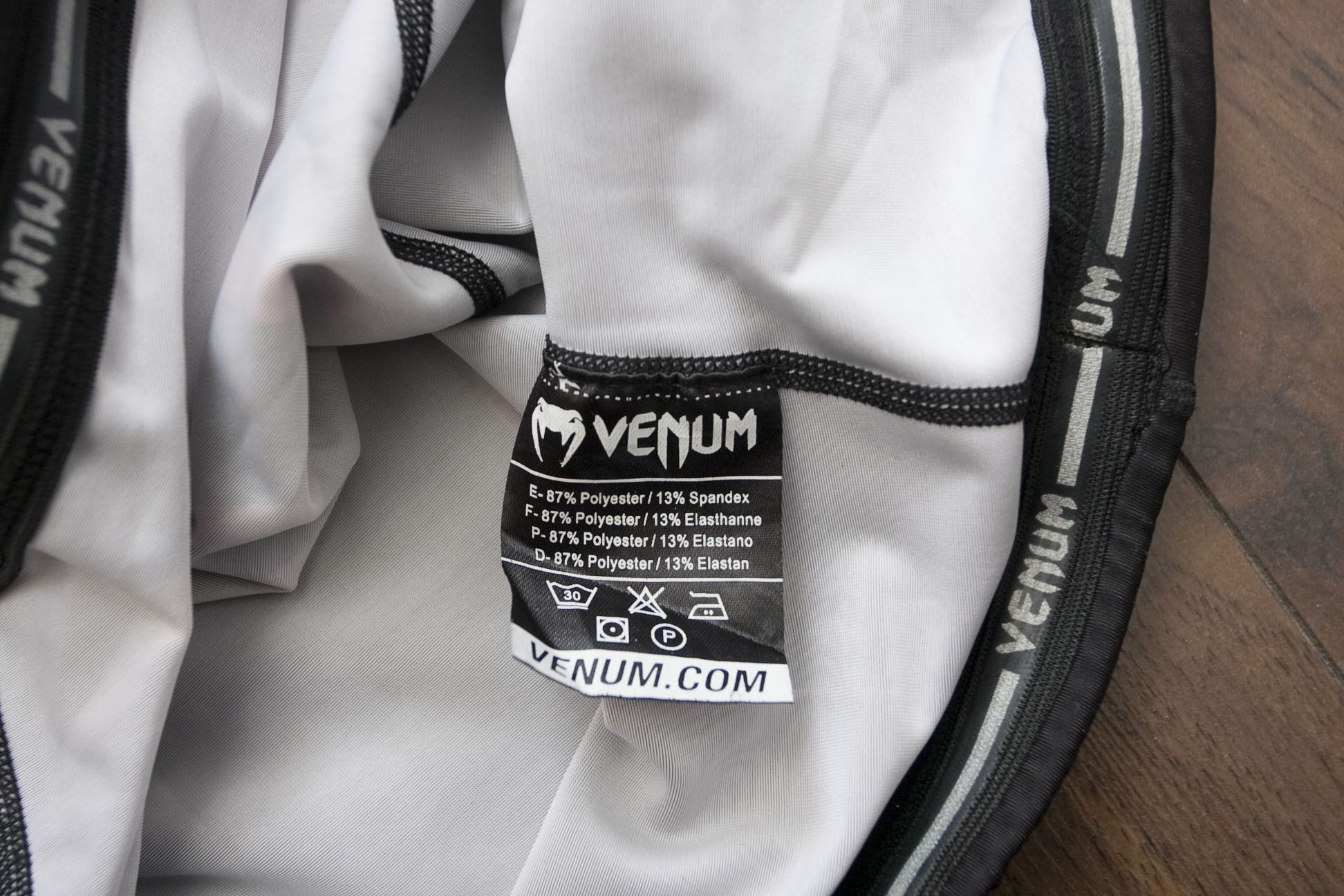 Other Venum T Shirt Long Sleeve Compression Size L MMA Black/ Red Size US L / EU 52-54 / 3 - 4 Thumbnail