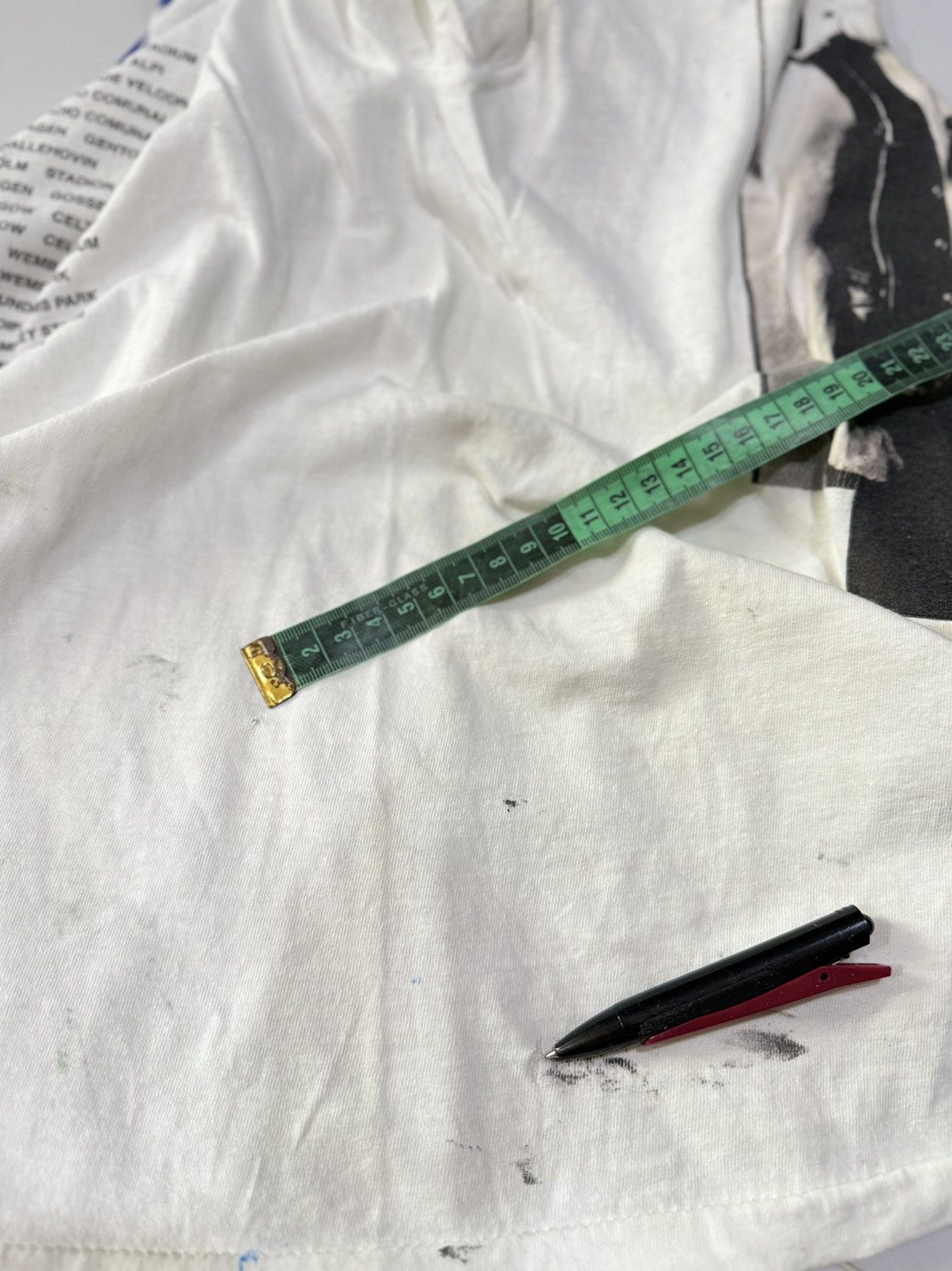 Band Tees Thrashed Paint Vintage 90s U2 Zooropa Winterland Faded Tee Size US XL / EU 56 / 4 - 15 Thumbnail