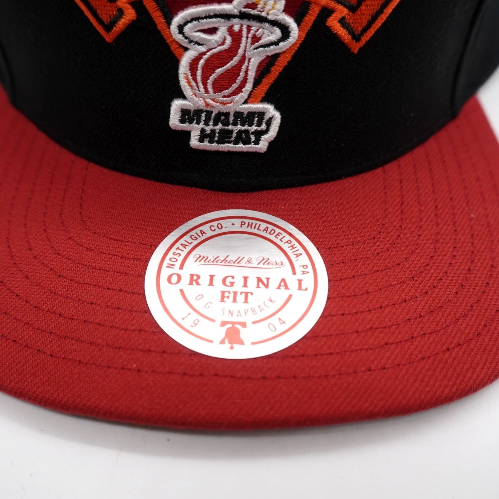 Mitchell & Ness VINTAGE Mitchell & Ness Hat Mens One Size Black Miami Heat Snapback OSFM Red Retro Badge NBA Cap Size ONE SIZE - 3 Thumbnail