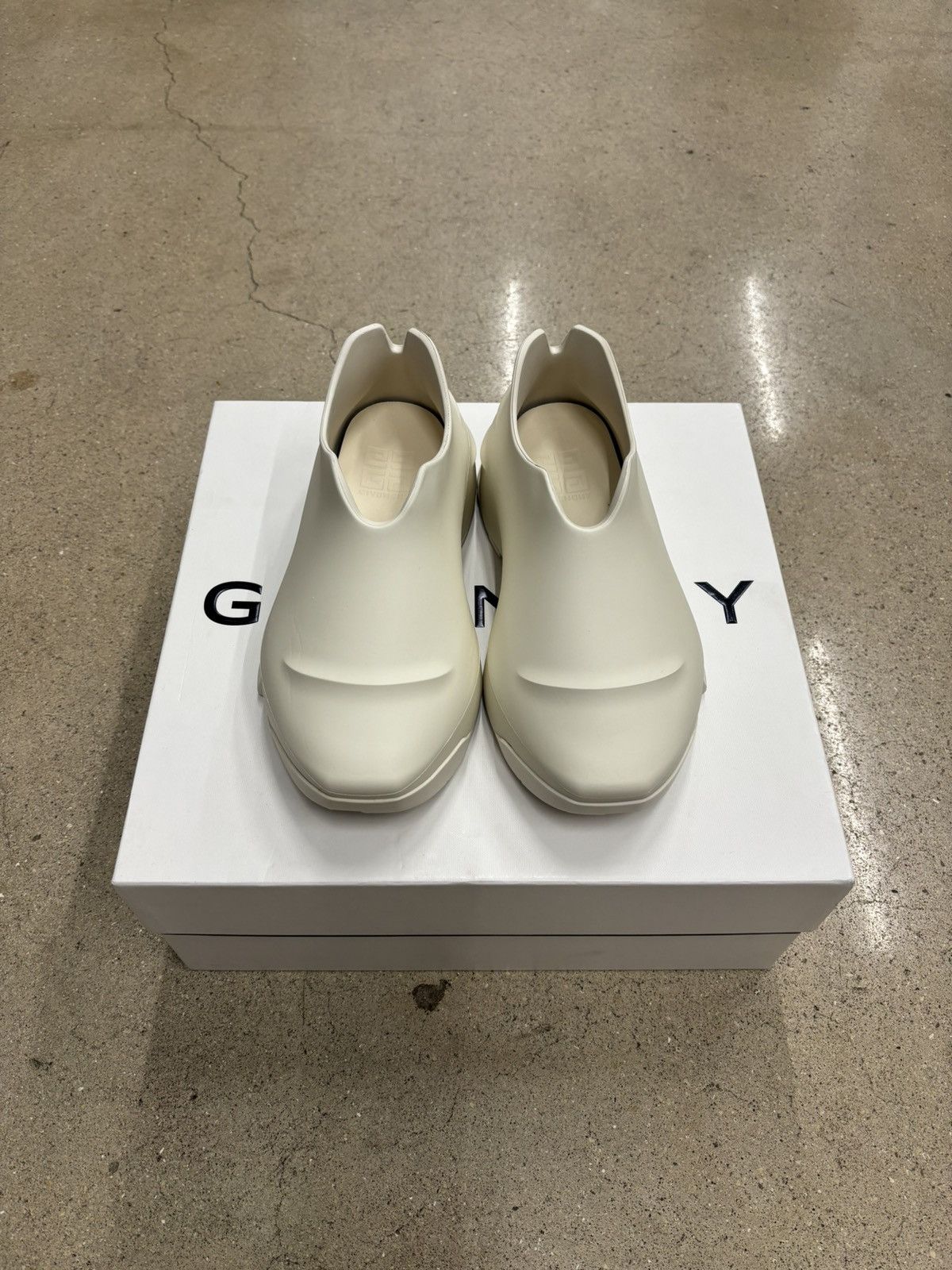 Givenchy Givenchy Show Low Shoe Ivory Size US 8 / EU 41 - 3 Thumbnail