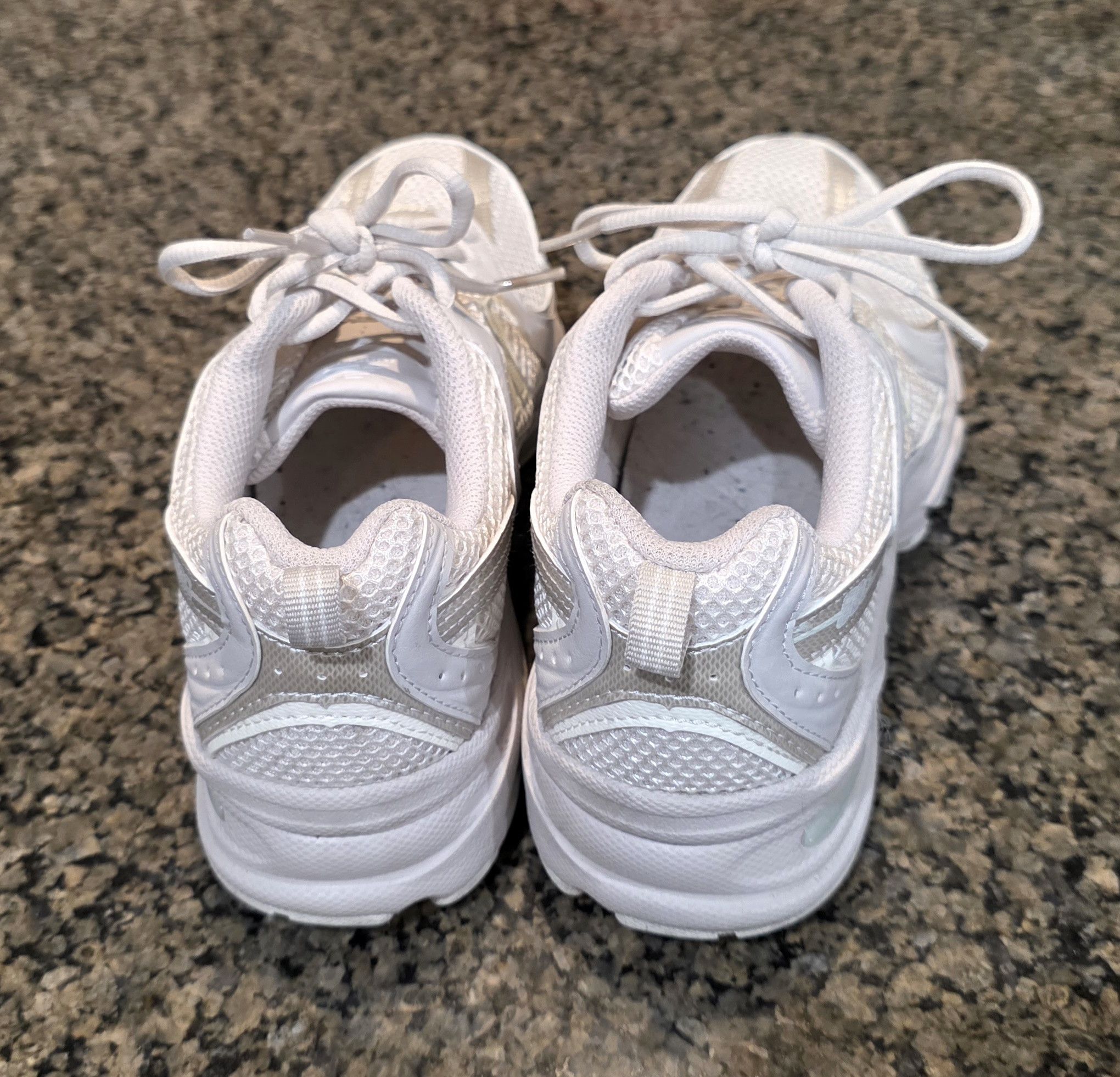New Balance New Balance 530 Mens Womens White Metallic Silver Moonbeam Size US 6 / EU 39 - 7 Thumbnail