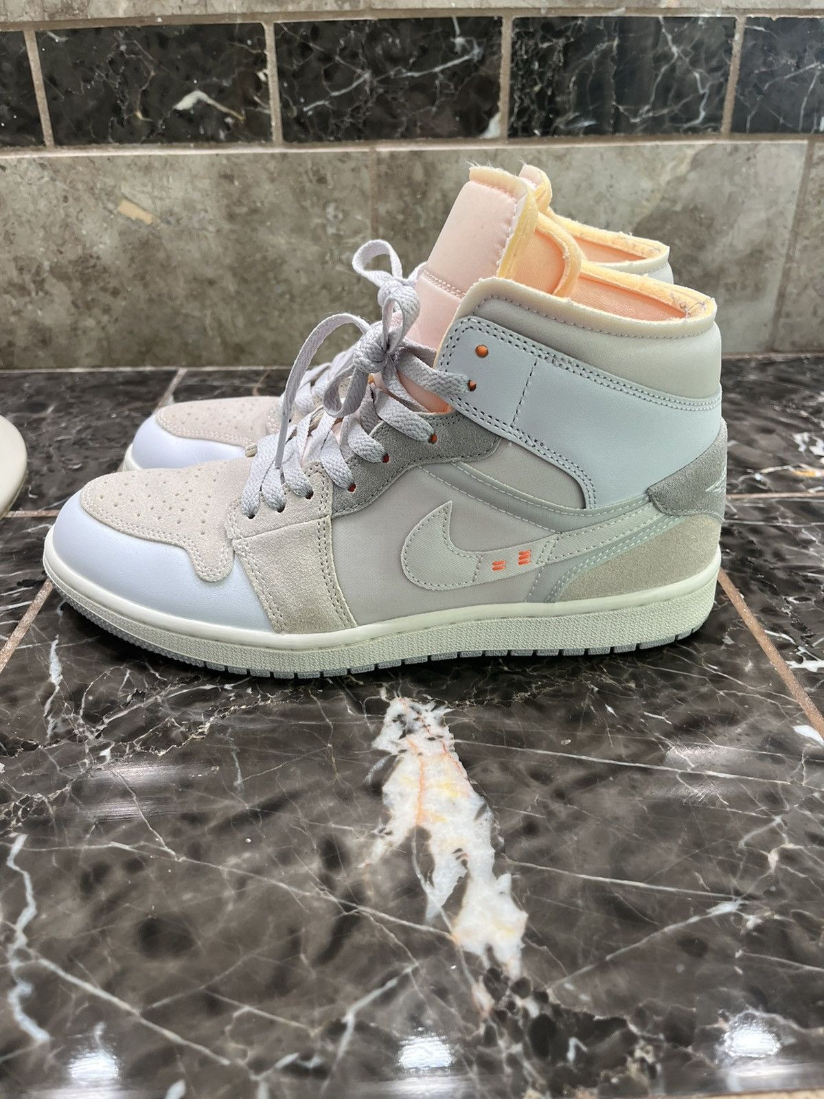 Jordan Brand × Nike Air Jordan 1 Mid SE 'Inside Out' Size US 9 / EU 42 - 2 Thumbnail