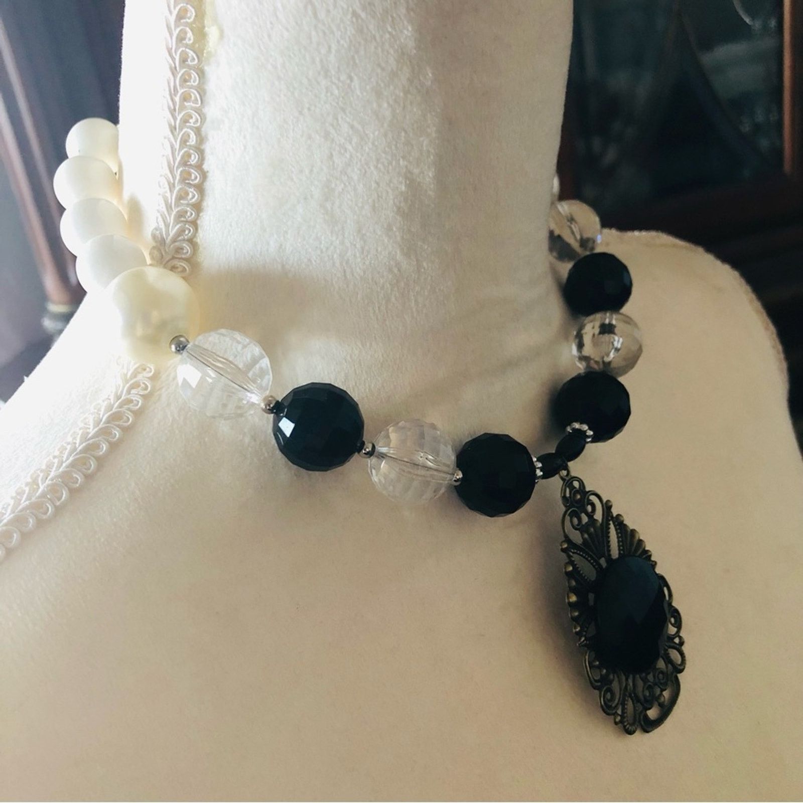 Handmade Handcrafted classy elegant bold glass Pearl necklace Size ONE SIZE - 4 Thumbnail