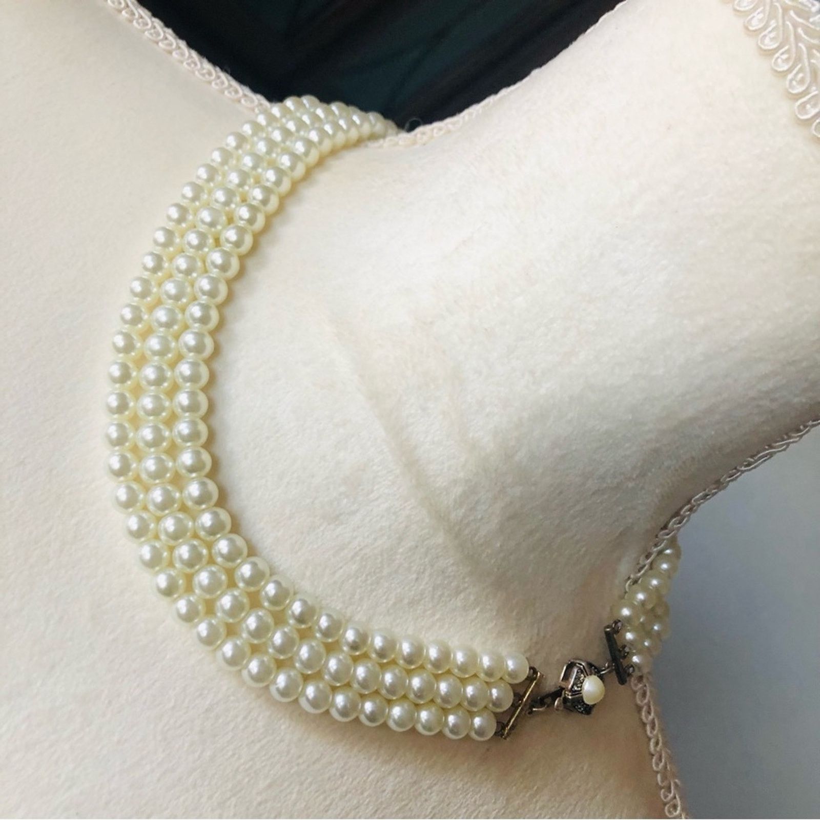 Vintage Vintage Feinberg triple strand white glass pearl necklace Size ONE SIZE - 1 Thumbnail