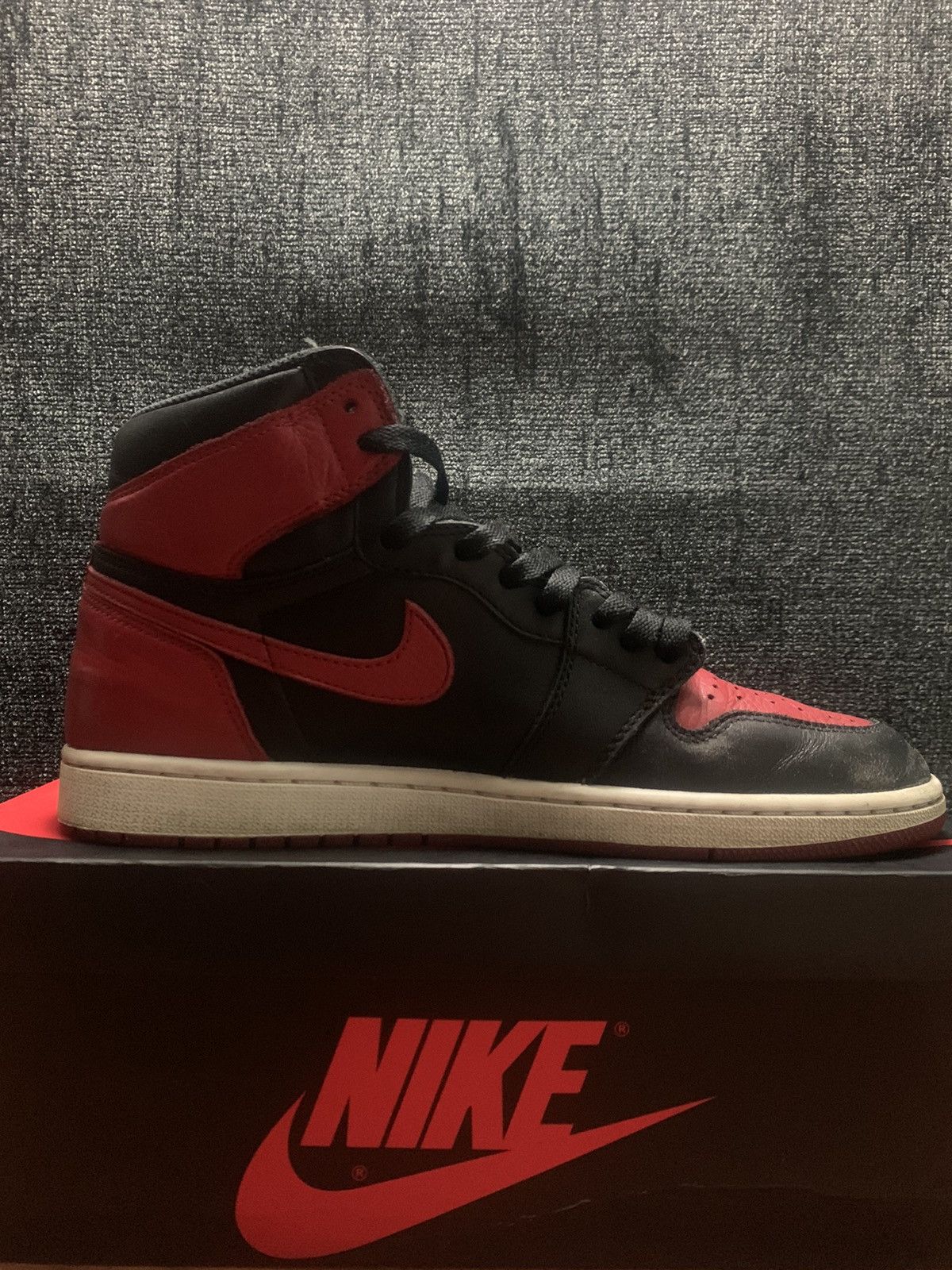 Jordan Brand Air Jordan 1 Retro High OG Bred 2016 Size US 10.5 / EU 43-44 - 5 Thumbnail