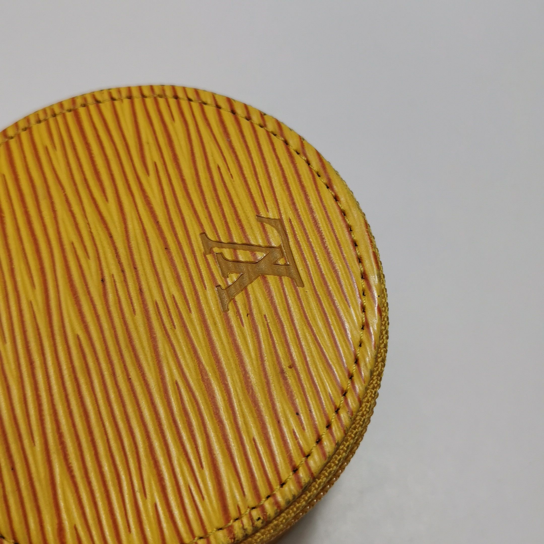 Louis Vuitton Louis Vuitton (LV) Cowhide solid color water ripple logo je Size ONE SIZE - 8 Thumbnail