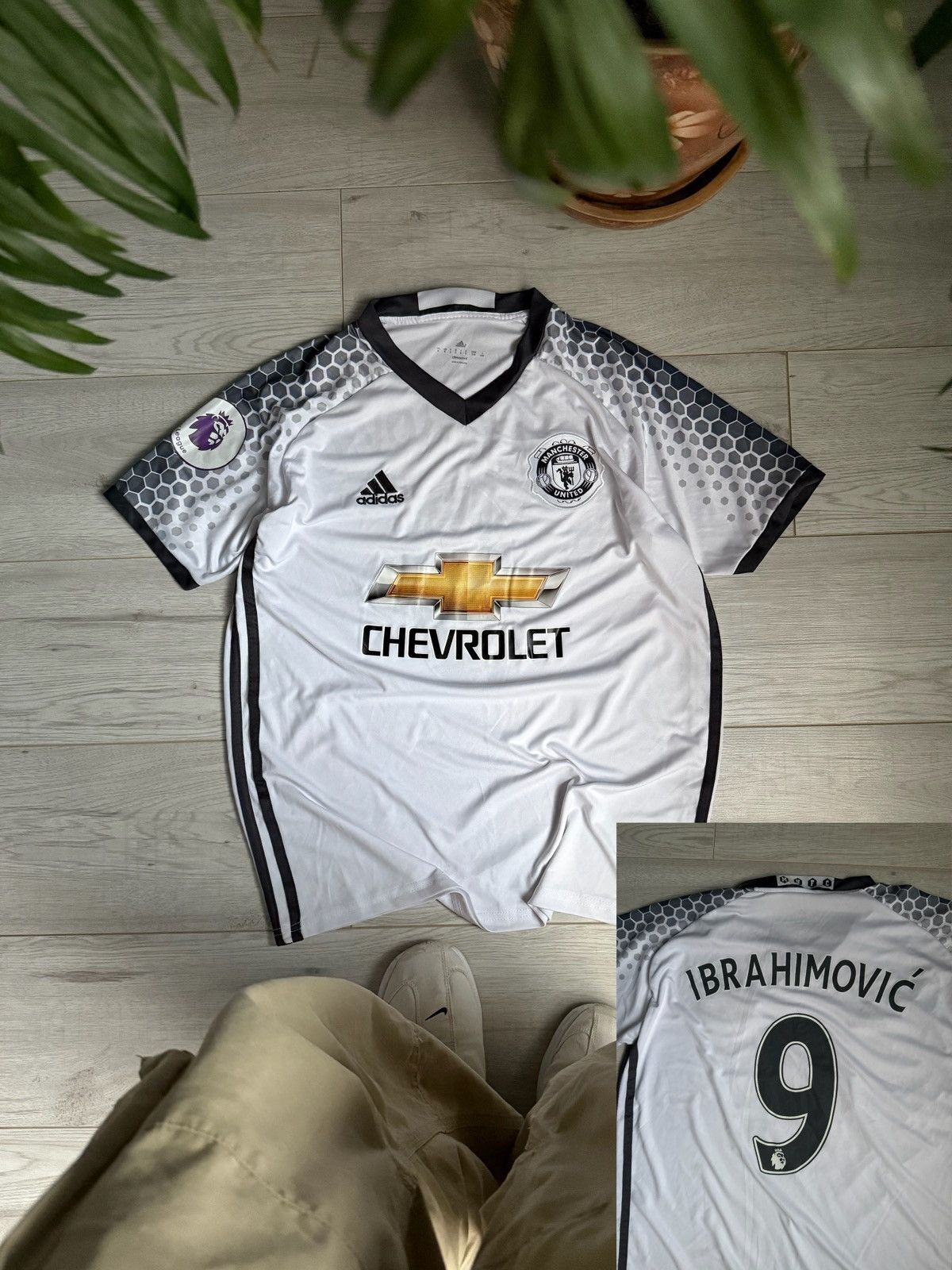 Adidas Vintage Soccer Jersey Manchester United Ibragimovic shirt Size US S / EU 44-46 / 1 - 1 Thumbnail