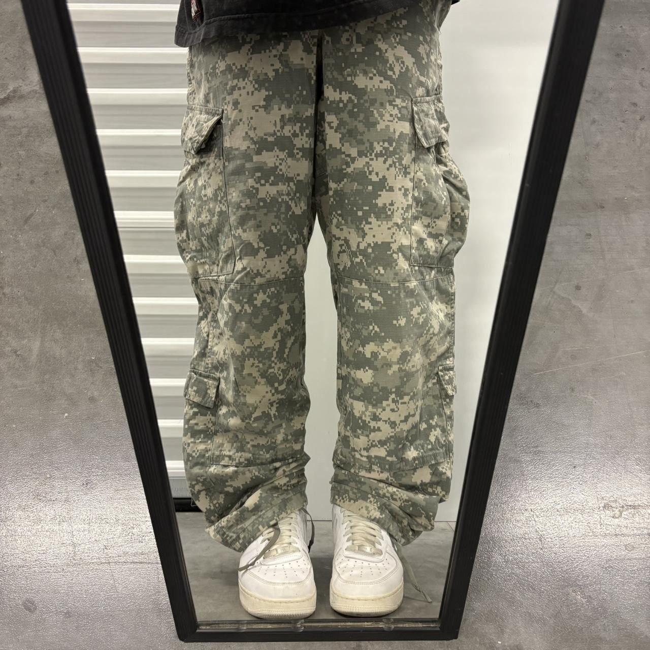Vintage Crazy Vintage Y2K/2000s Baggy Camo Skater Grunge Military Cargo Pants! Size US 33 - 1 Thumbnail