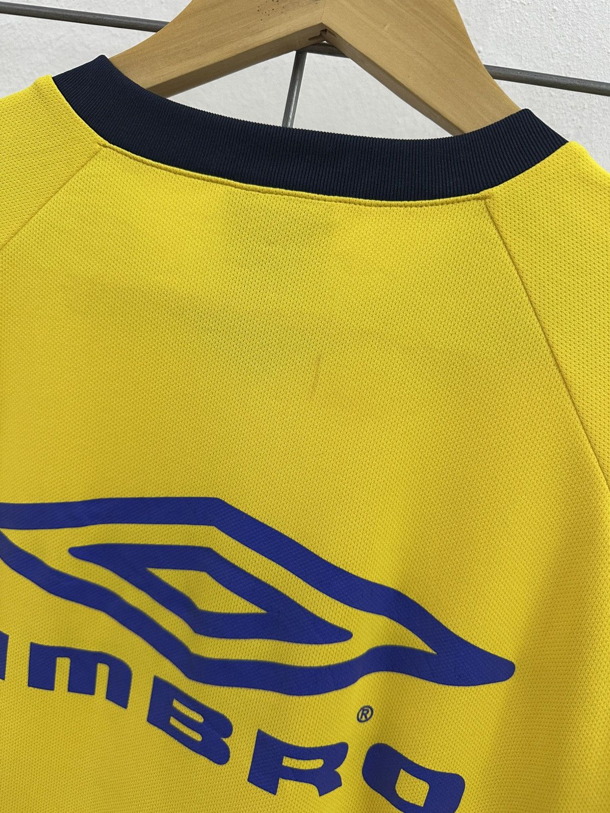 Umbro Rare Vintage Umbro Sweden Colourway Jersey By Descente Size US M / EU 48-50 / 2 - 9 Thumbnail