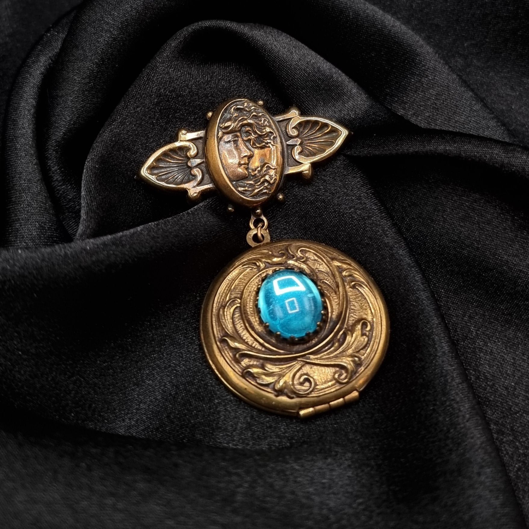 Vintage Vintage Early 2000's Gold-Tone Locket Brooch With Blue Stone Size ONE SIZE - 3 Thumbnail