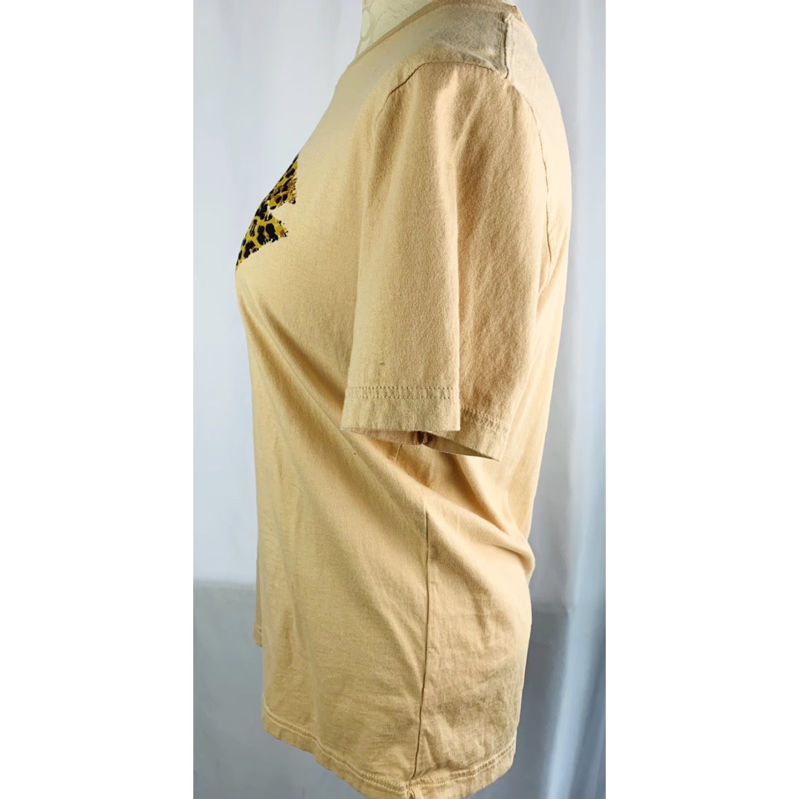 Vintage Bella + Canvas Women's Tshirt Medium Beige Animal Lip Graphic Short Sleeve Size M / US 6-8 / IT 42-44 - 4 Thumbnail
