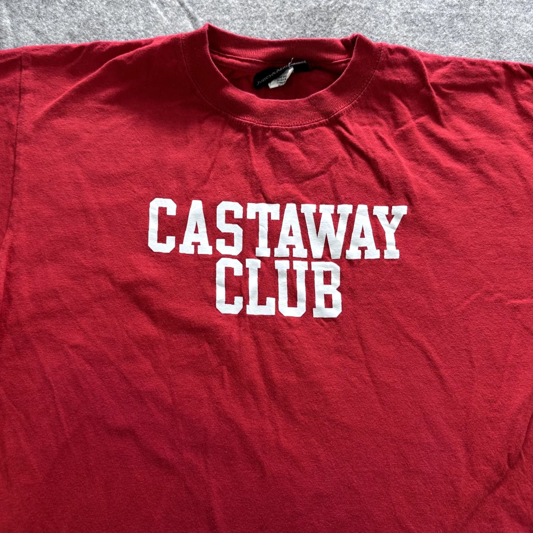 Vintage VINTAGE Castaway Club Shirt Mens Medium Red Graphic Tee Jones & Mitchell Crewneck Size US L / EU 52-54 / 3 - 2 Thumbnail