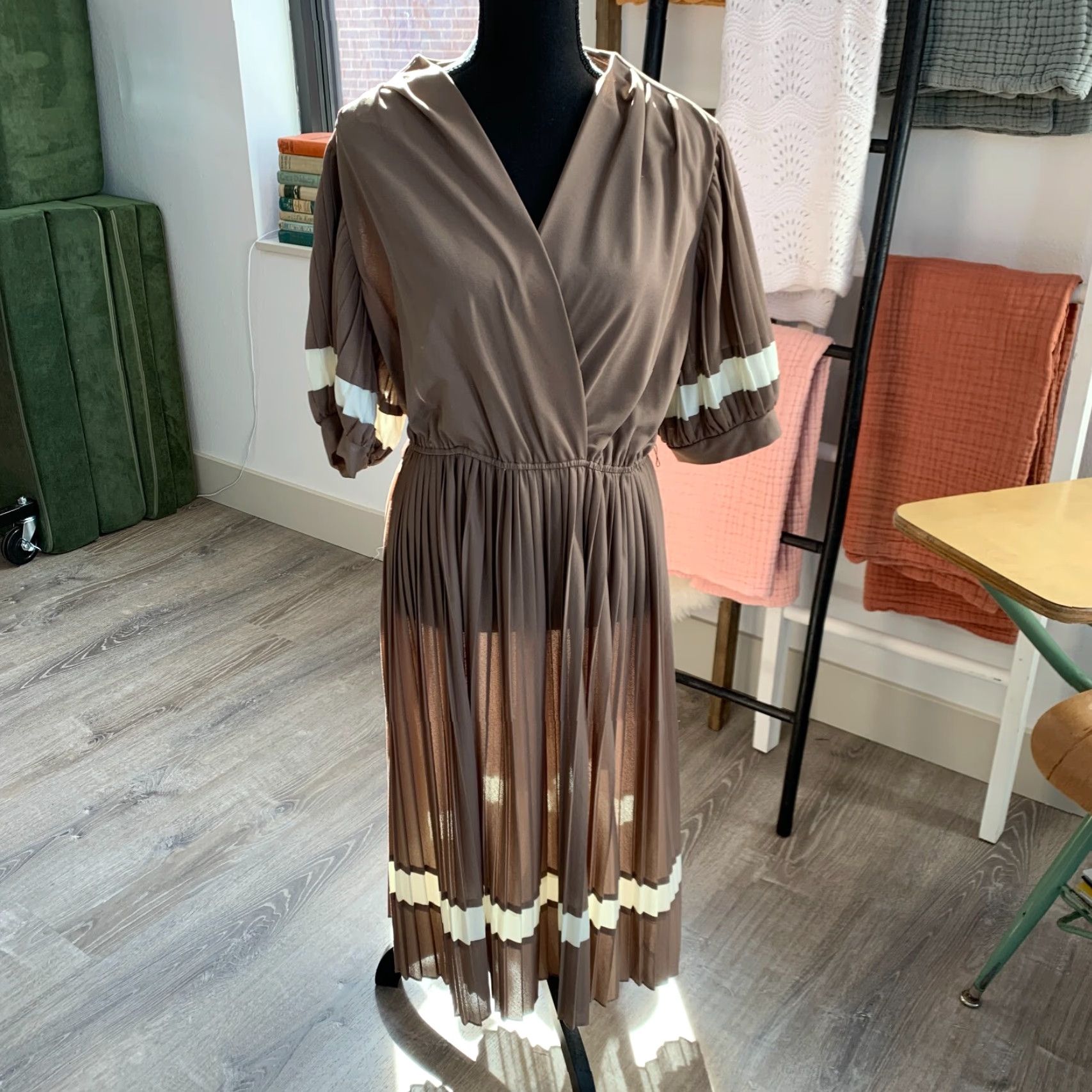 Vintage Vintage Brown Polyester Pleated Twirl Secretary Dress Size 16.5 16 1970s Feminine Casual Mens Womens Size XXL / US 16-18 / IT 52-54 - 5 Thumbnail