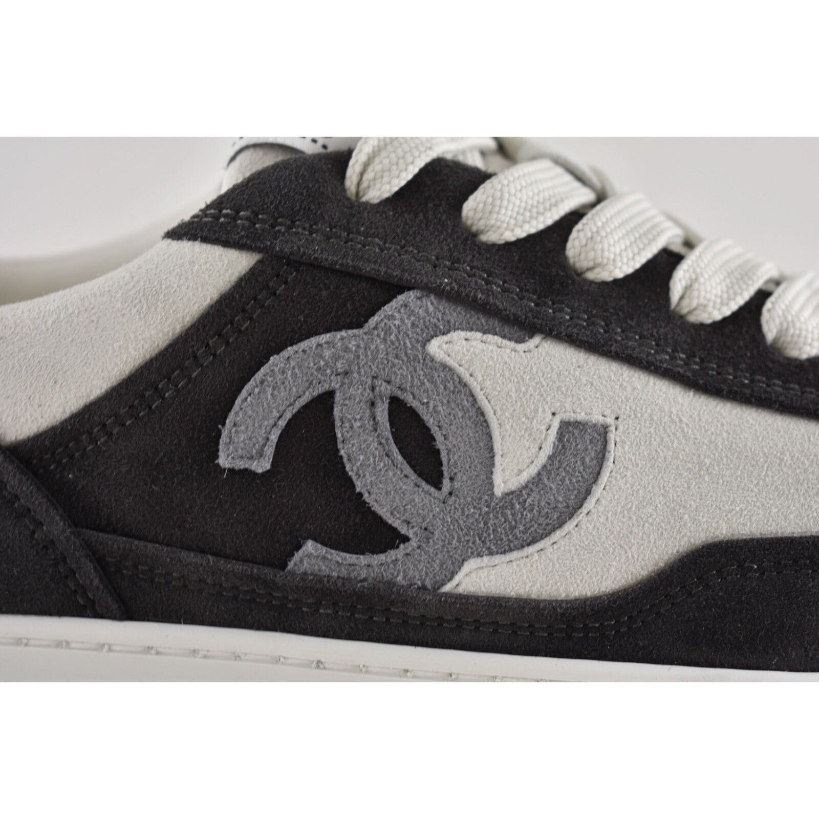 Chanel Chanel Suede White CC Logo Lace Up Runner Sneaker 38 Size US 8 / IT 38 - 4 Thumbnail