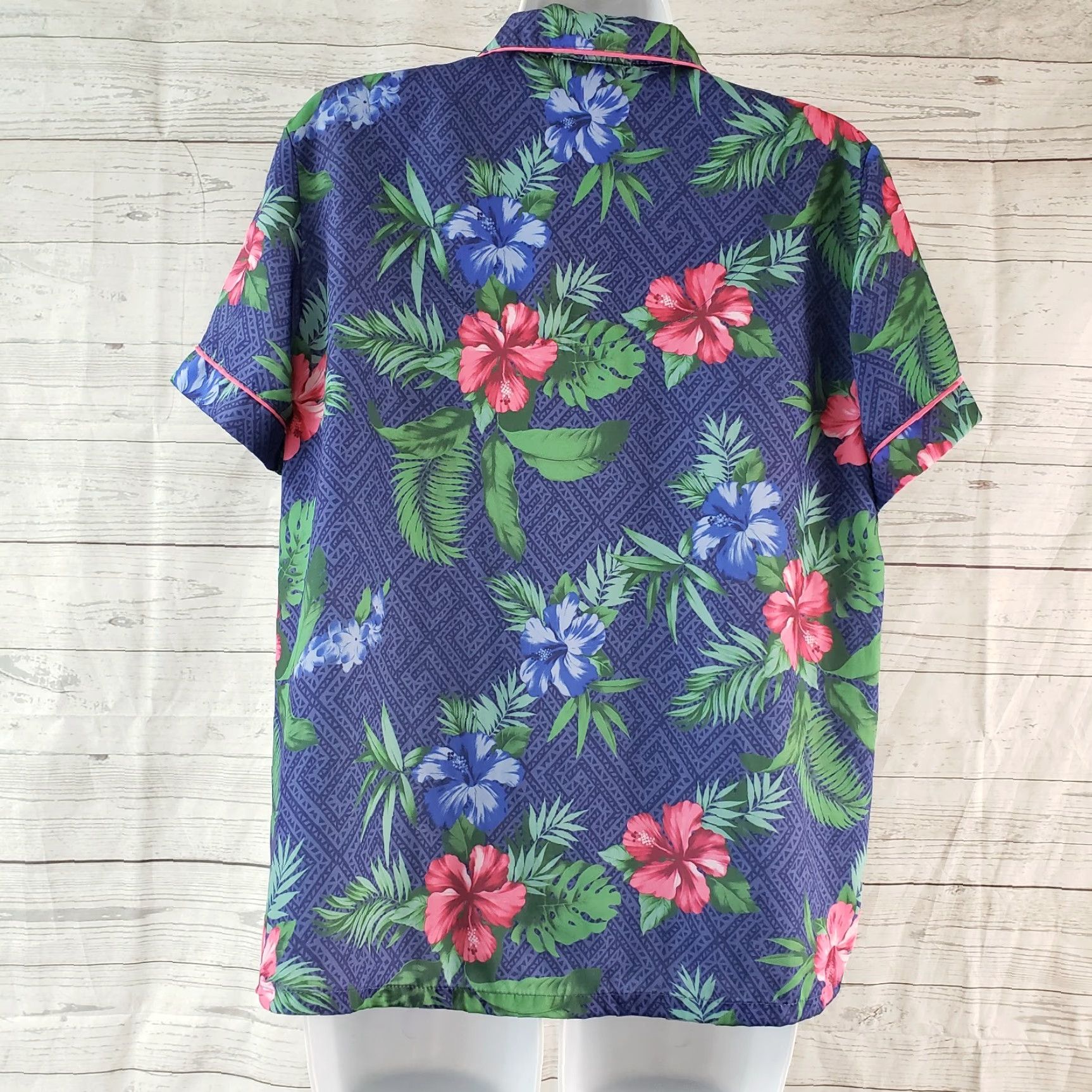 Tommy Bahama VINTAGE Tommy Bahama Sleepwear Pajama Top Womens Medium Purple Pink Floral Shirt Womens Sleepwear 21.5" Width 24.5" Length Size M / US 6-8 / IT 42-44 - 4 Thumbnail