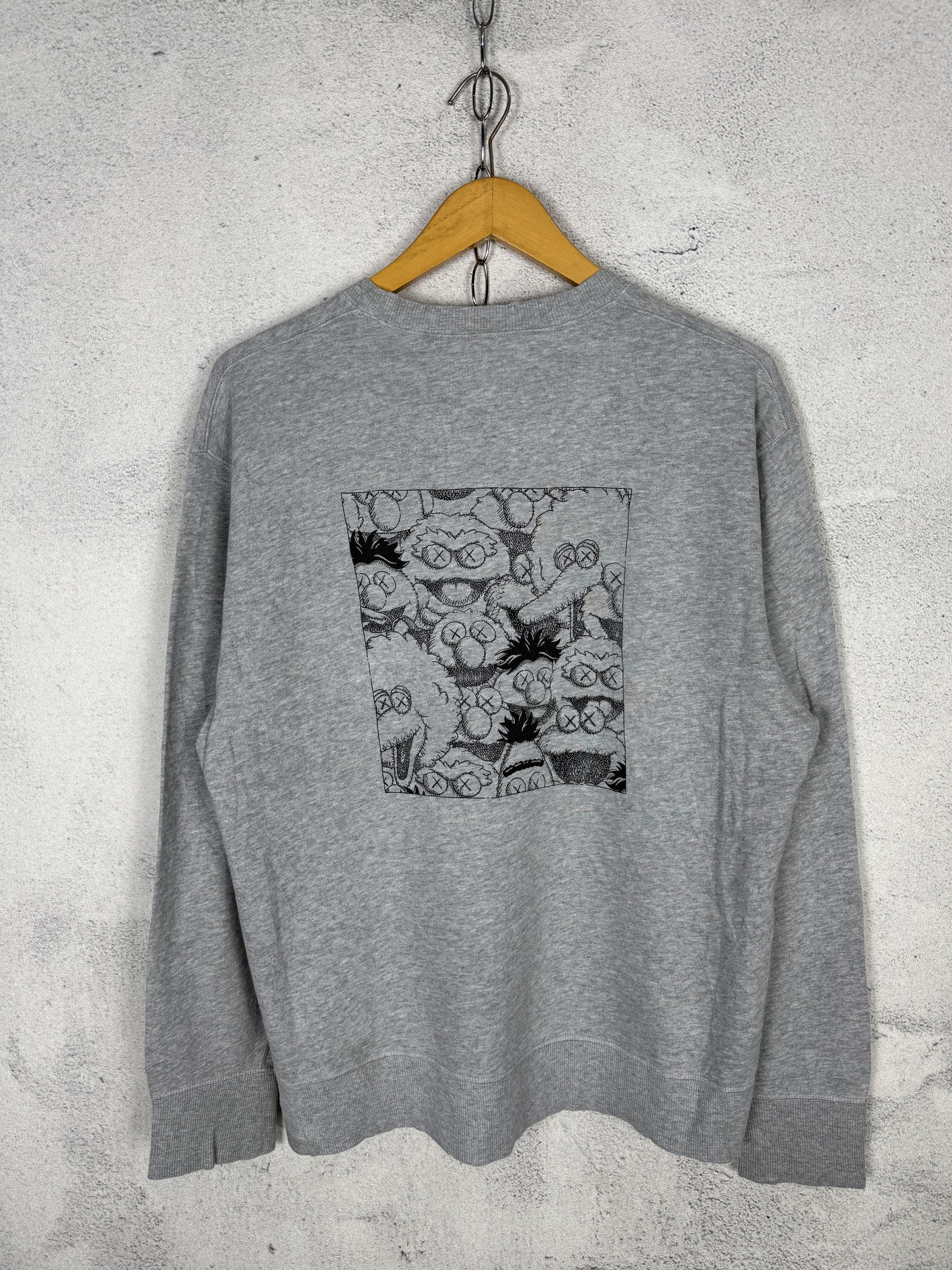 Kaws × Uniqlo Uniqlo x Kaws Sesame Street Sweatshirt Crewneck Size US M / EU 48-50 / 2 - 2 Thumbnail