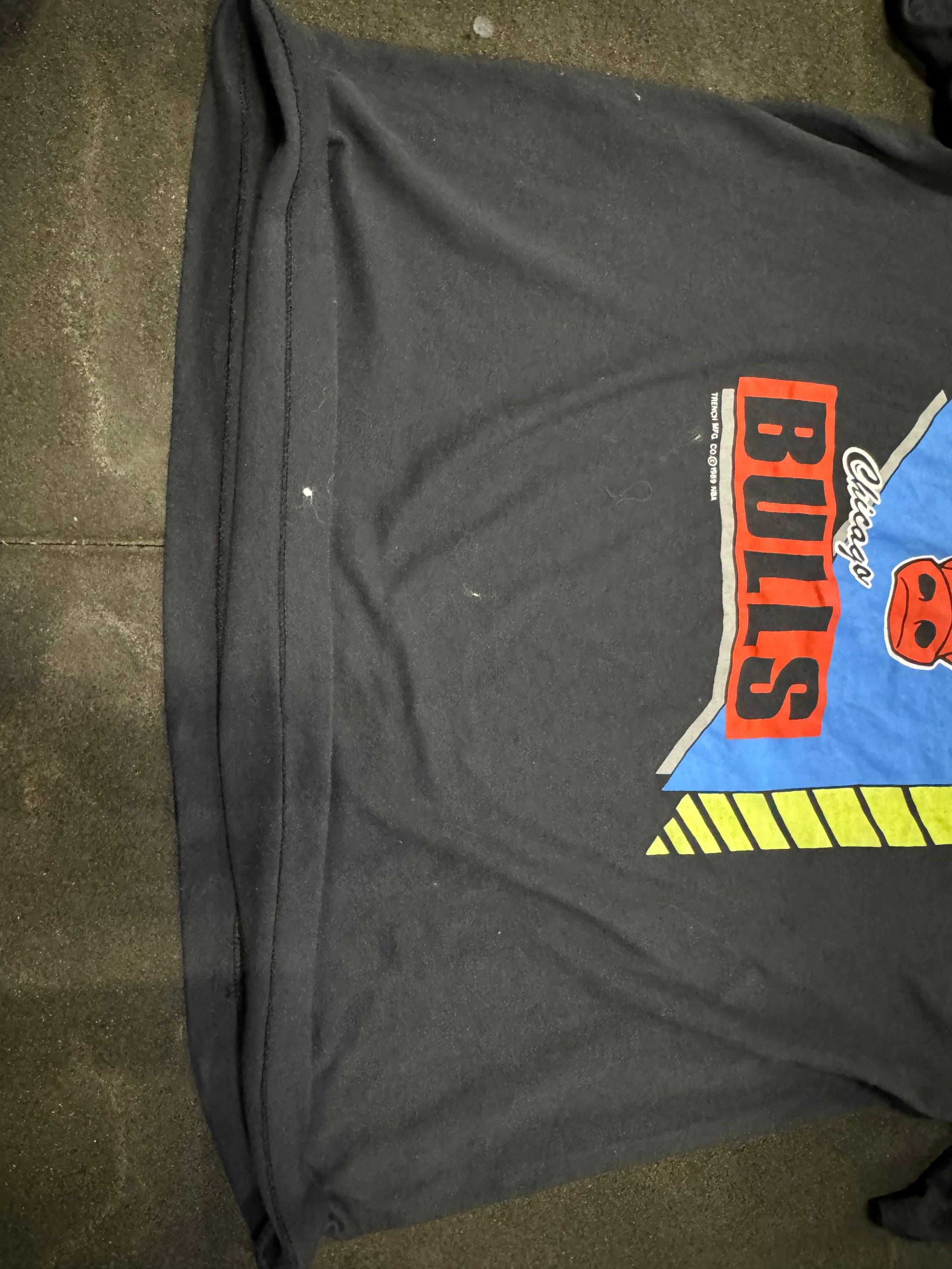 Vintage Vintage Chicago Bulls tshirt Trench Mfg Co c 1989 NBA 1980s Size US S / EU 44-46 / 1 - 6 Thumbnail