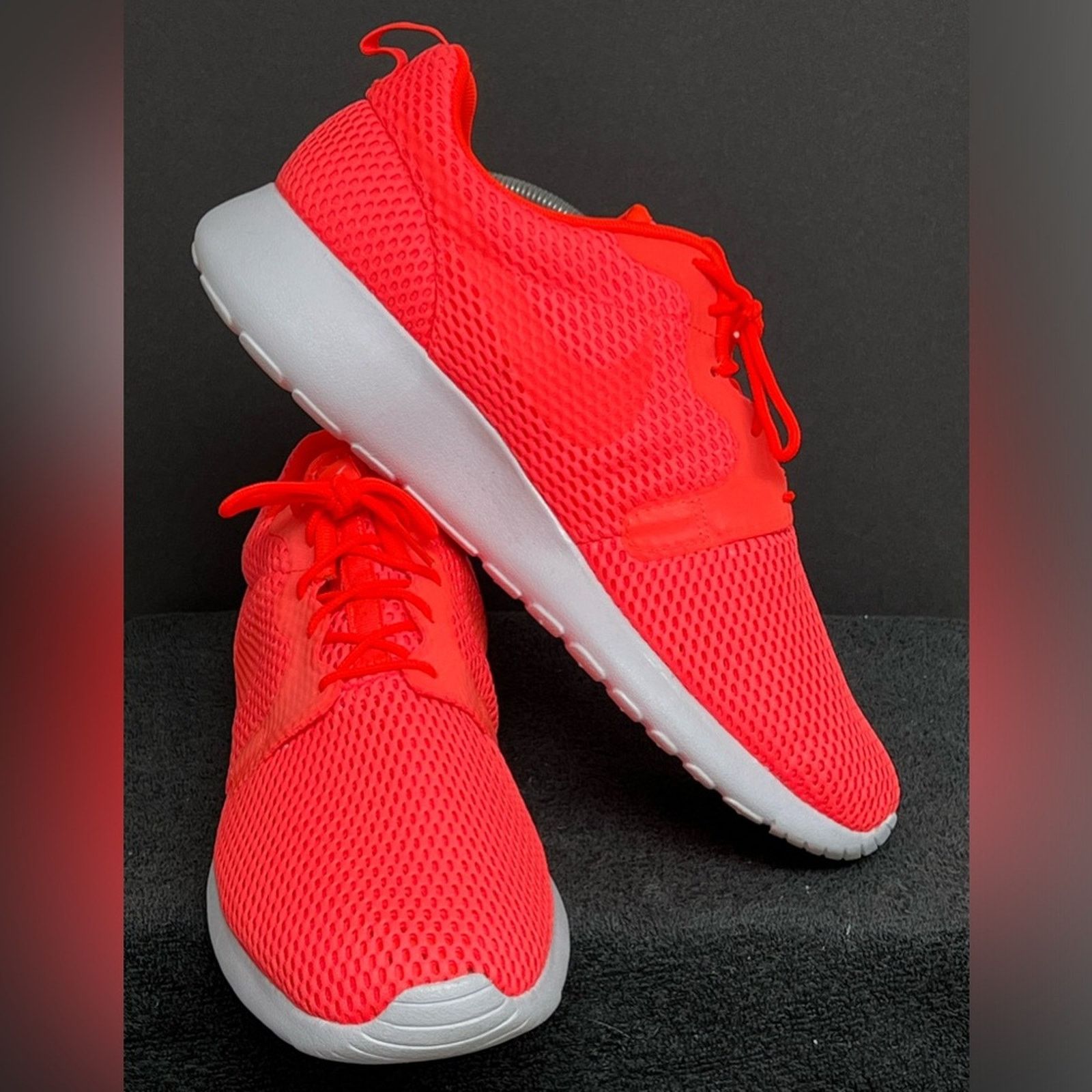 Nike NIKE ROSHE ONE HYPERFUSE BR MEN 11.5 TOTAL CRIMSON & WHITE Size US 11.5 / EU 44-45 - 4 Thumbnail