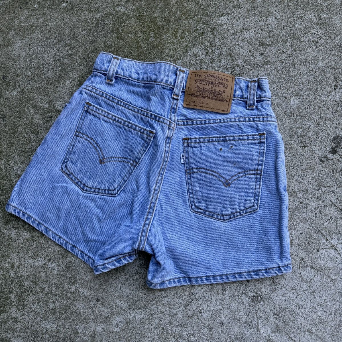 Levi's VINTAGE 90s LEVI’S WOMEN’S 950 RELAXED HIGH WAISTED SHORTS Size 24" / US 00 / IT 34 - 12 Thumbnail