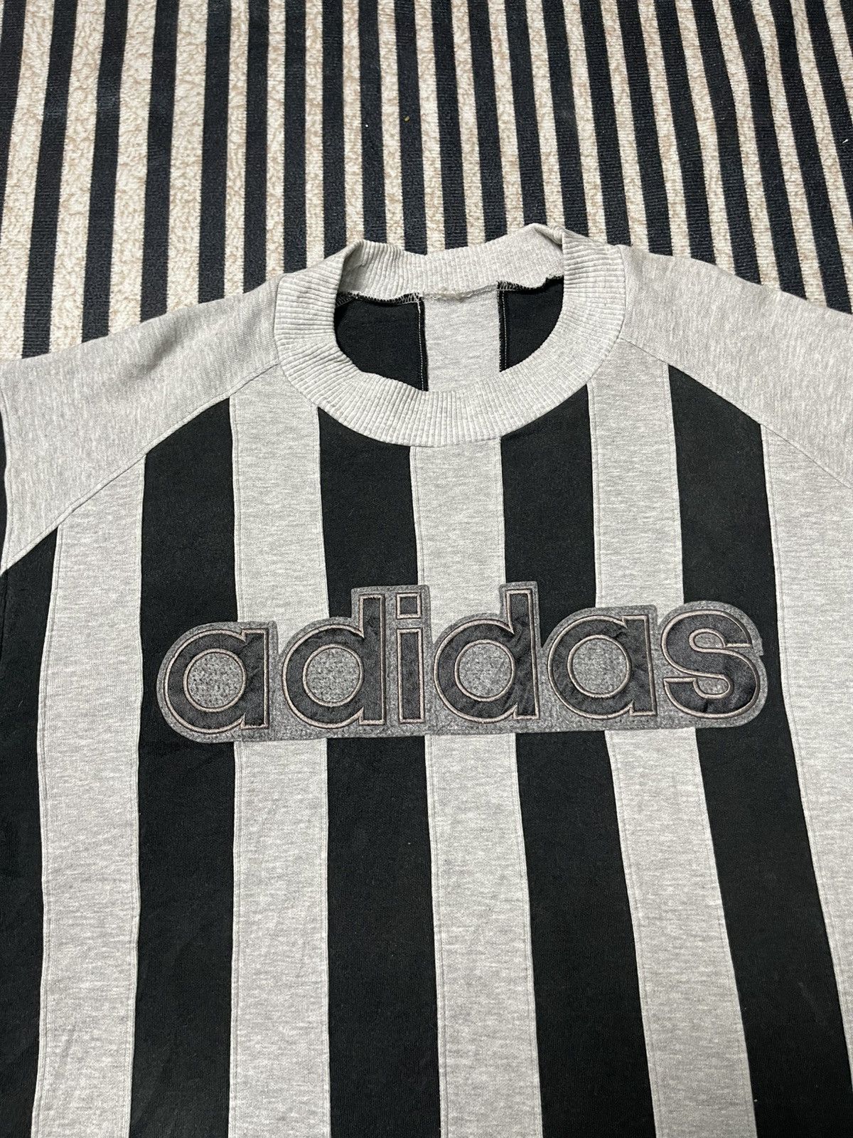 Adidas 90s ADIDAS BIG LOGO SPELLOUT STRIPES SWEATSHIRT Size US XL / EU 56 / 4 - 5 Thumbnail
