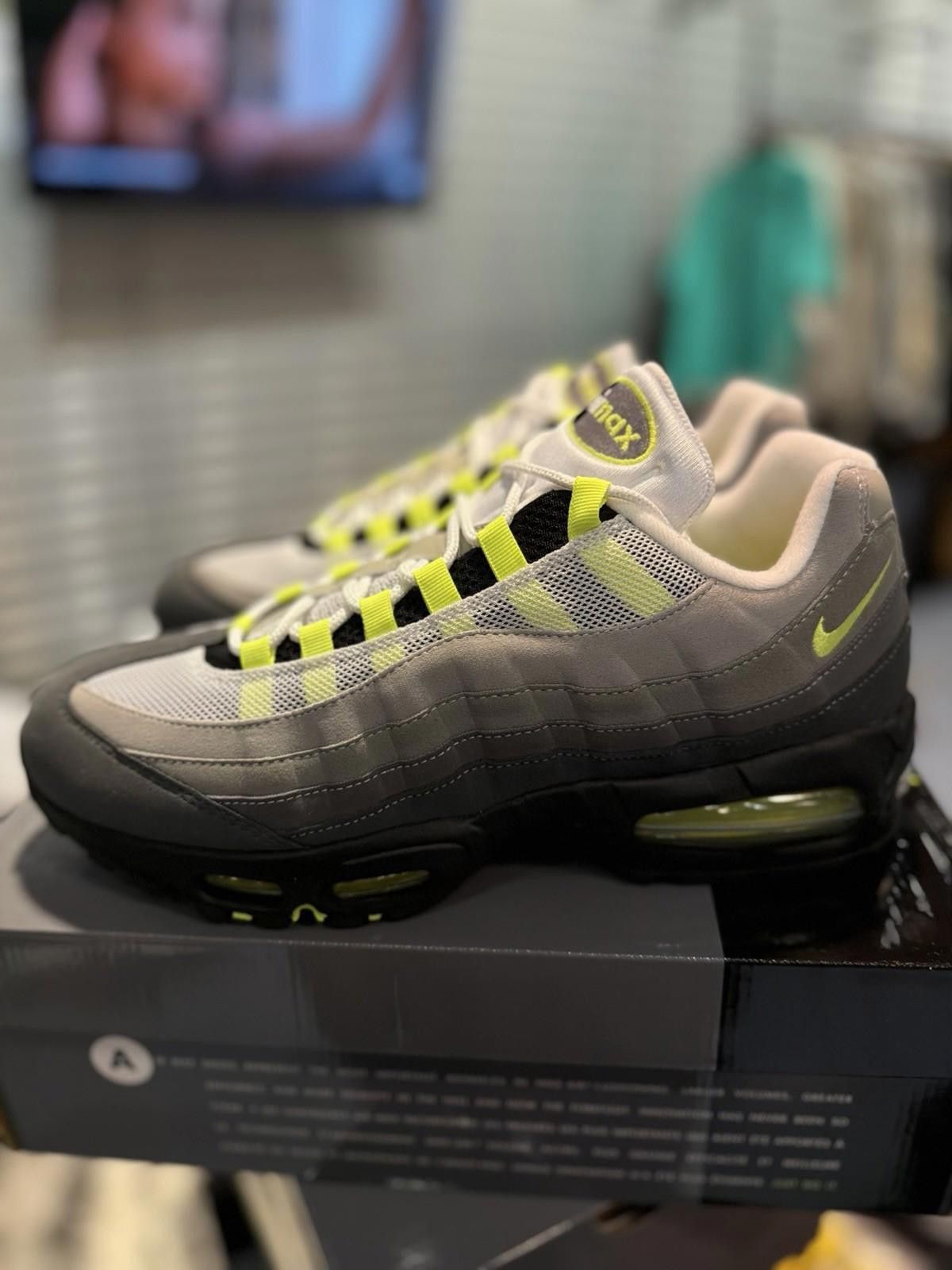 Nike Size 12 - Nike Air Max 95 OG 2025/2026 Neon (HM4740 001) Size US 12 / EU 45 - 2 Thumbnail