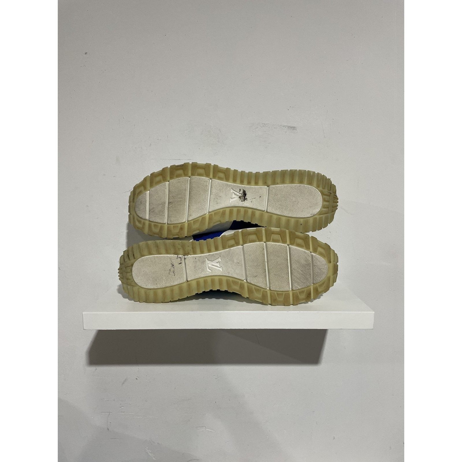 Louis Vuitton LOUIS VUITTON RUN AWAY SNEAKER SIZE 11 (12) PREOWNED Size US 11 / EU 44 - 5 Thumbnail