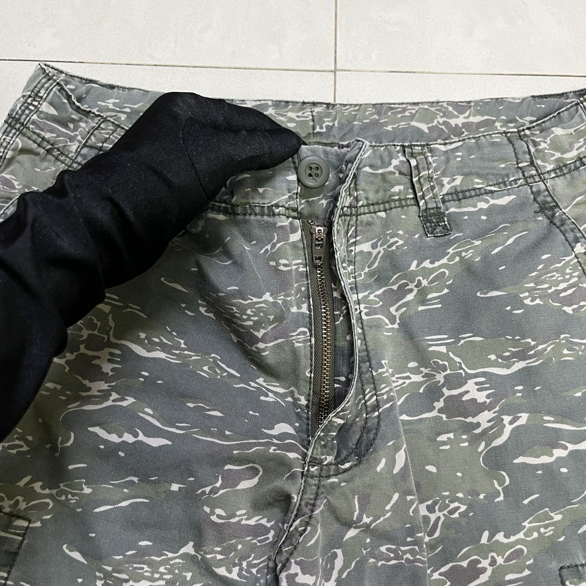 Uniqlo Uniqlo Camo Tiger Stripe Cargo Pants Size US 30 / EU 46 - 4 Thumbnail