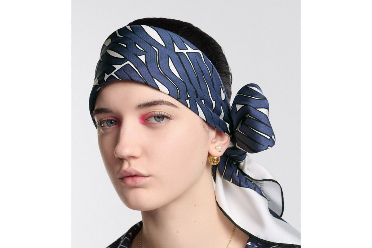 Dior o1bcso1str0226 Size:OS/90 Square Scarf in White/Nevy Blue Size ONE SIZE - 5 Thumbnail